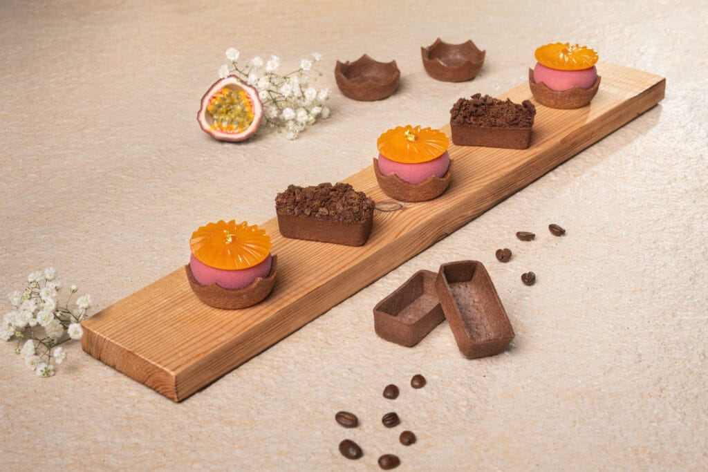 Dessets auf Holzbrett Schokolade Mango Tartes Produktfotografie Schweiz BeLighted