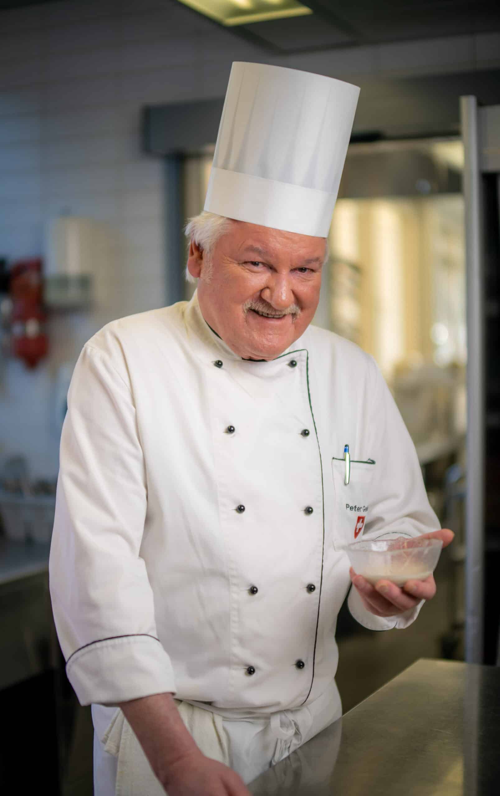 Mann lachend Koch Küche Chef Salatsauce Rezept Degustation Business Fotoshooting Fotografie Zürich Schweiz
