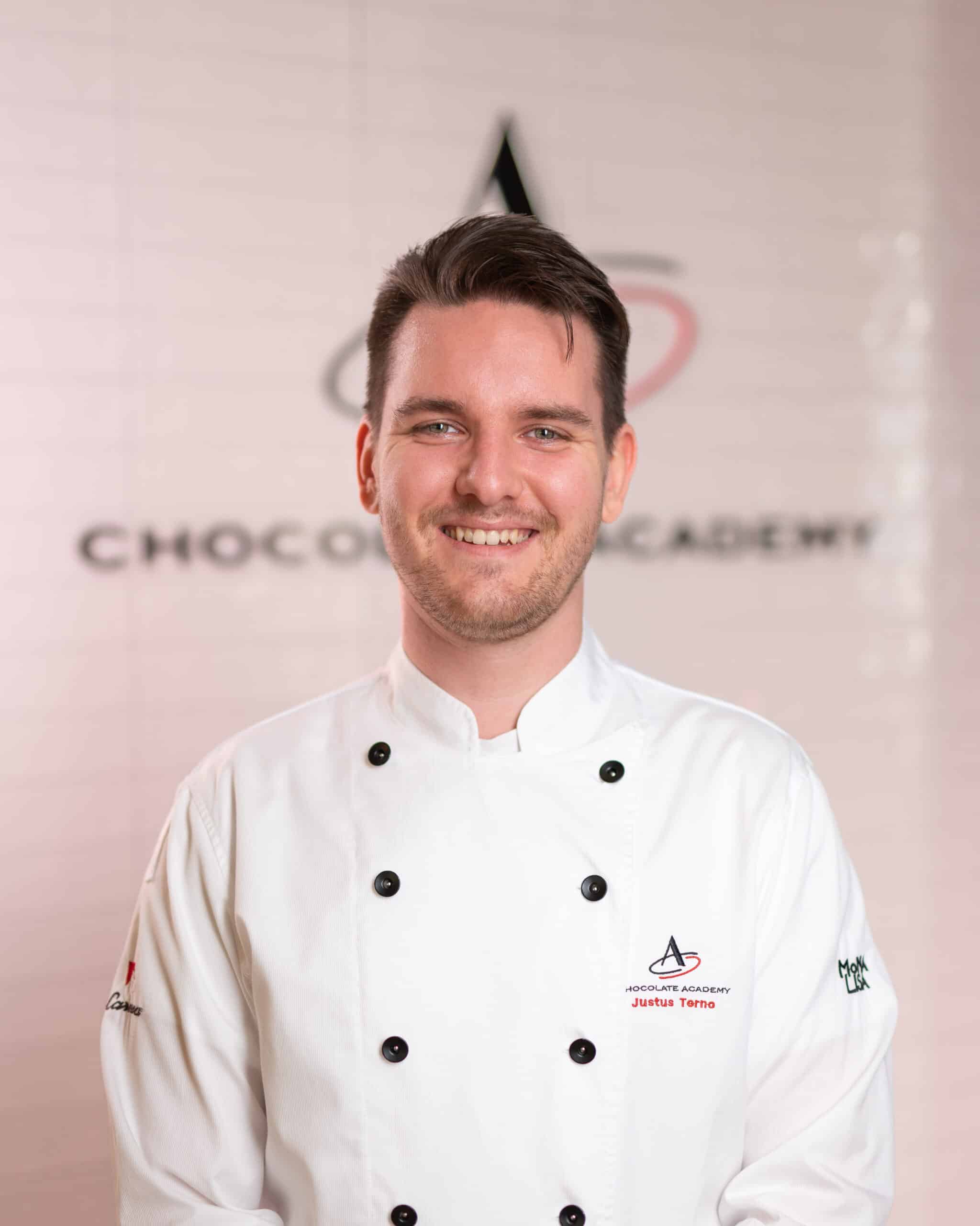 junger Mann Chef Küche Chocholate Academy Zürich BC lachend Business Fotoshooting Fotografie Zürich Schweiz