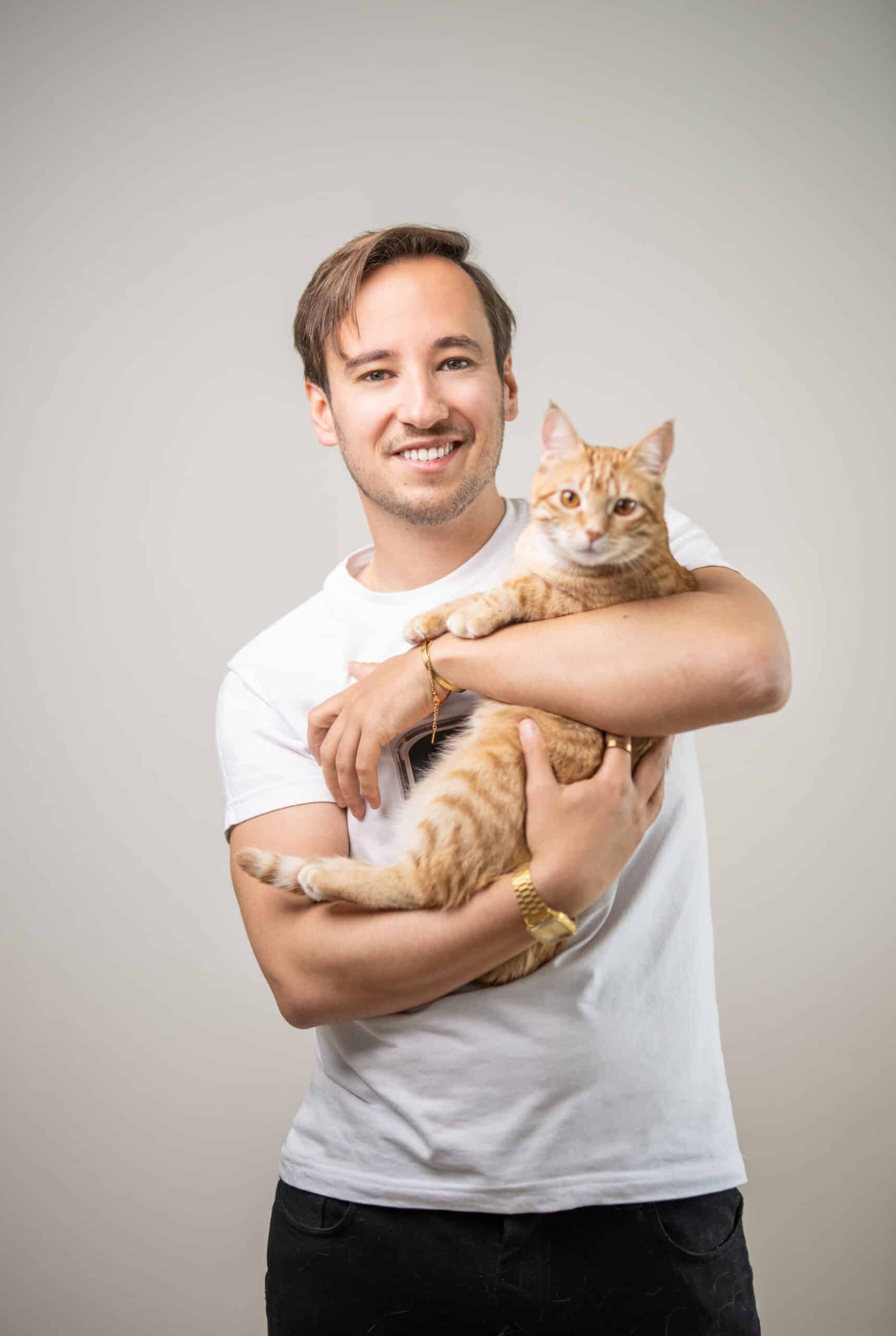 Mann lachend Katze Portrait Business Fotografie Fotoshooting Zürich Schweiz BeLighted