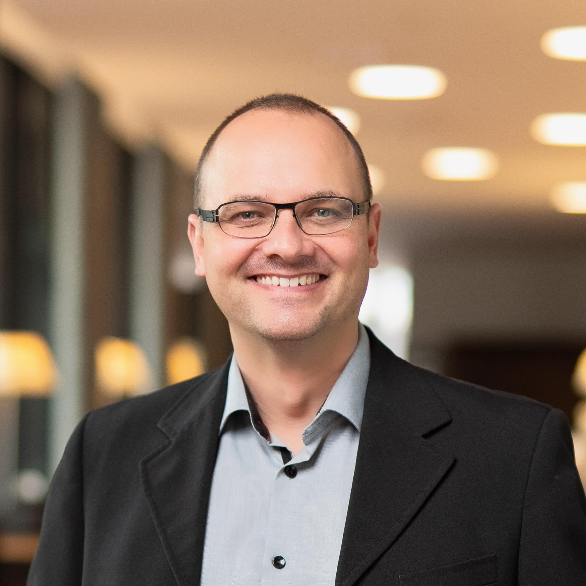 Mann Mitarbeiter lachend Portrait Fotografie Business Fotoshooting Zürich Schweiz BeLighted