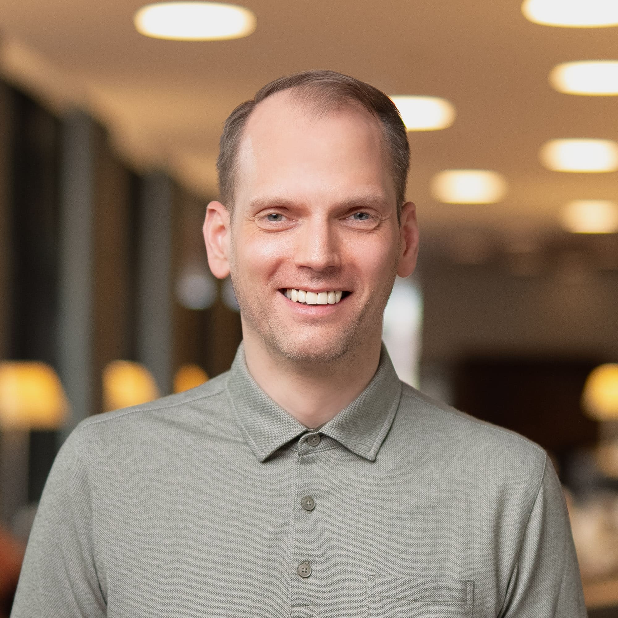 Mitarbeiter lachend Portrait Fotografie Business Fotoshooting Zürich Schweiz BeLighted