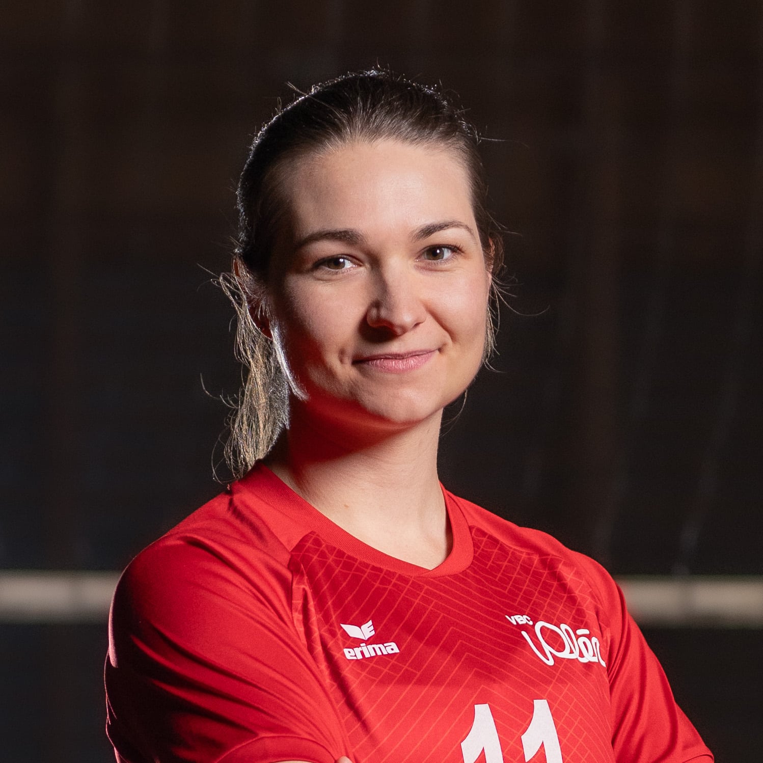 Lachende Frau seitlich Volleyball Sport Portrait Fotografie Business Fotoshooting Zürich Schweiz BeLighted