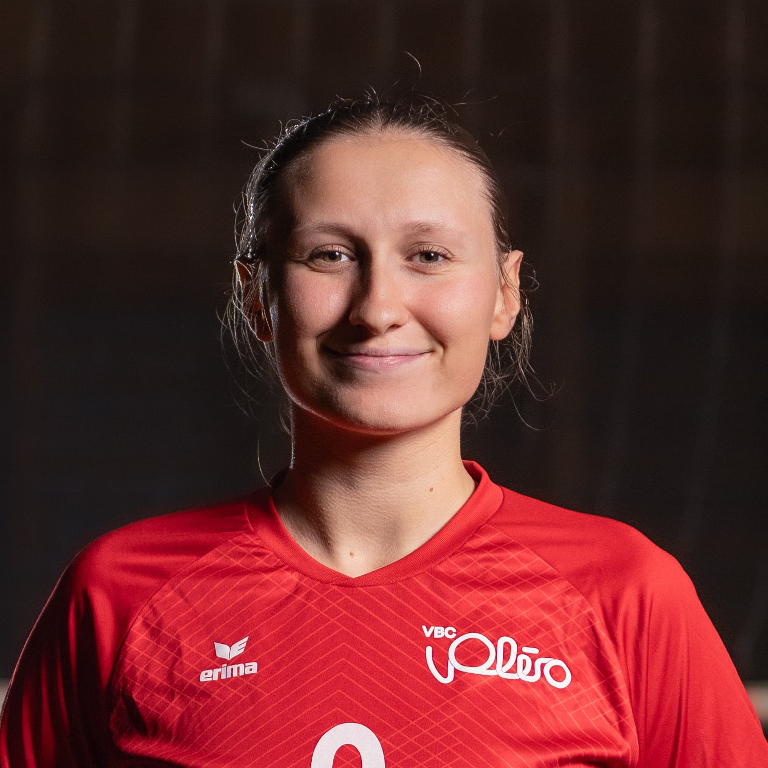 Lachende Frau Volleyball Sport Portrait Fotografie Business Fotoshooting Zürich Schweiz BeLighted