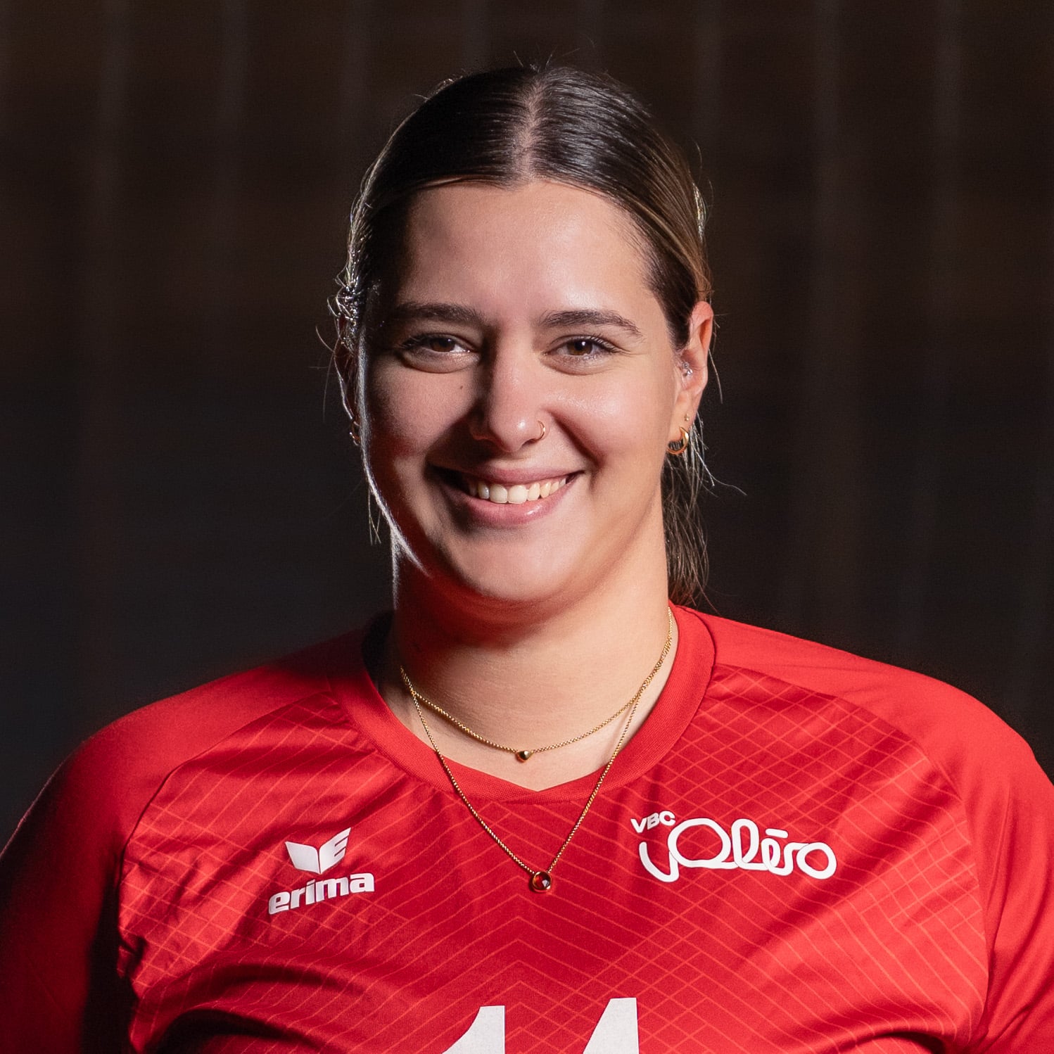 Lachende Frau lieb Volleyball Sport Portrait Fotografie Business Fotoshooting Zürich Schweiz BeLighted