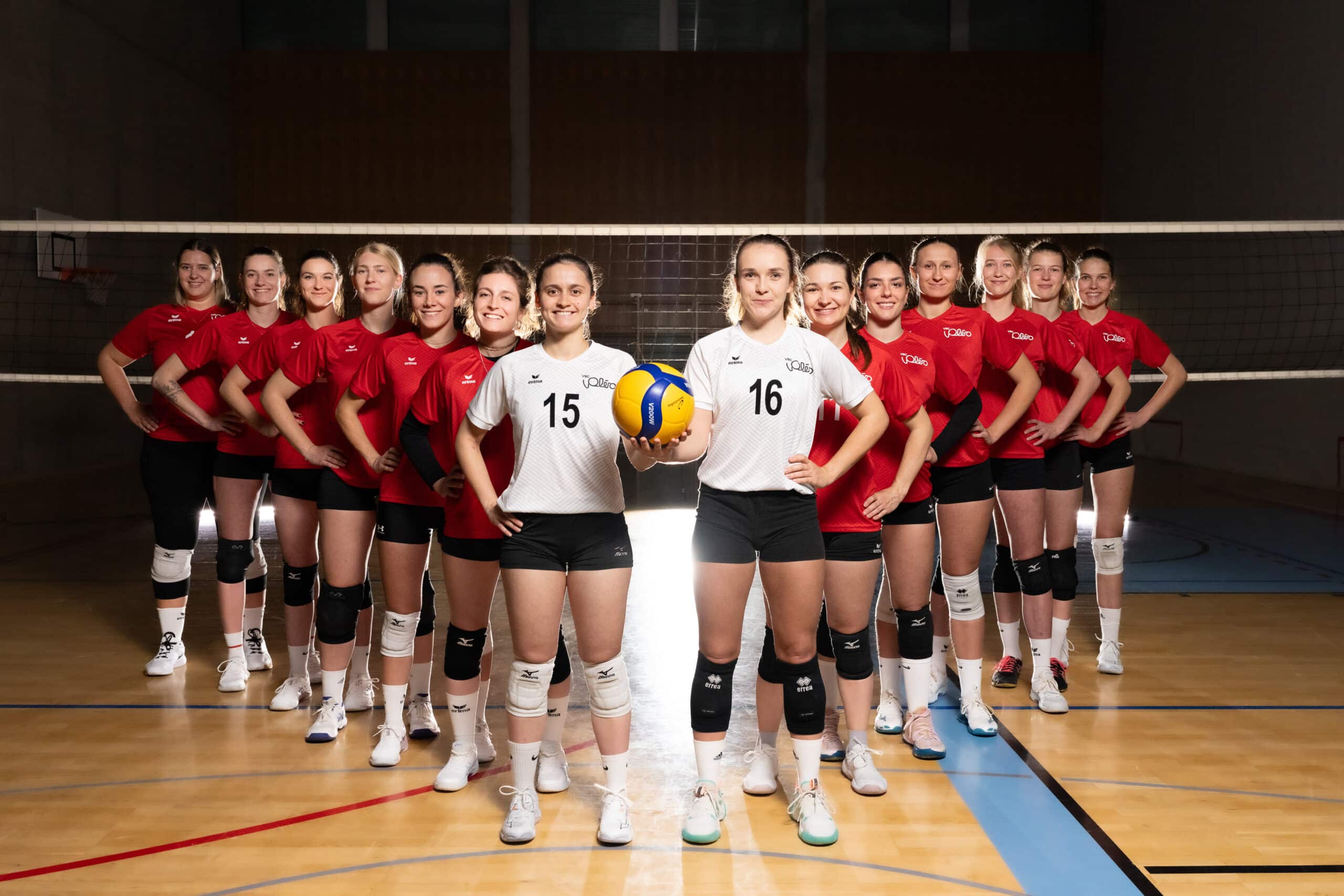 Frauen Turnhalle Spielfeld Volleyball Team Volero Business Fotografie Business Fotoshooting Zürich Schweiz BeLighted