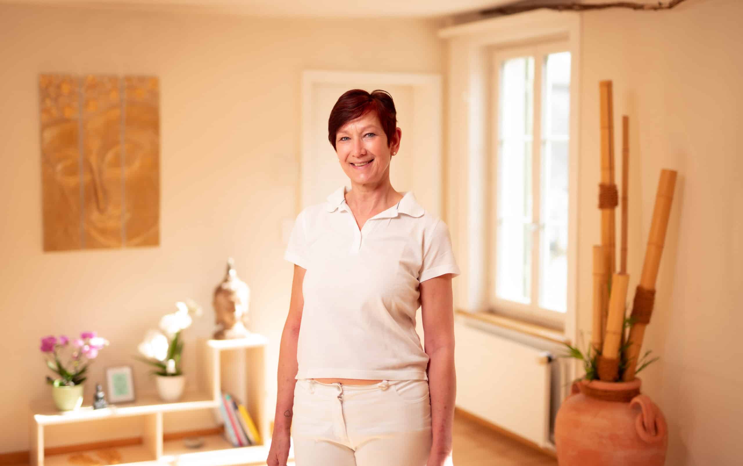 Frau Portrait warm Business Fotoshooting Praxis Schweiz BeLighted Productions