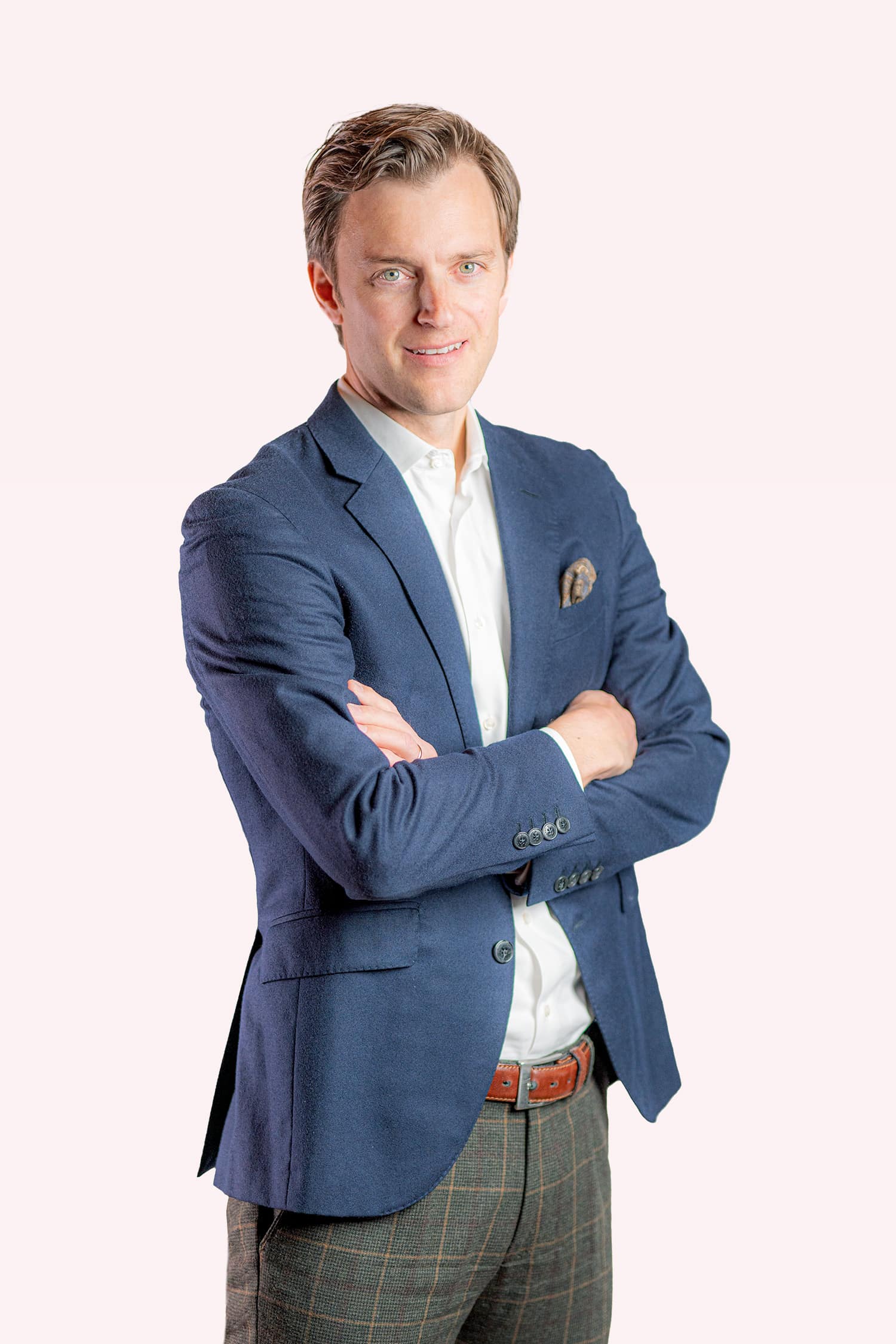 junger Mann arme verschränkt Portrait Coporate Business Fotografie Fotoshooting Zürich Schweiz BeLighted
