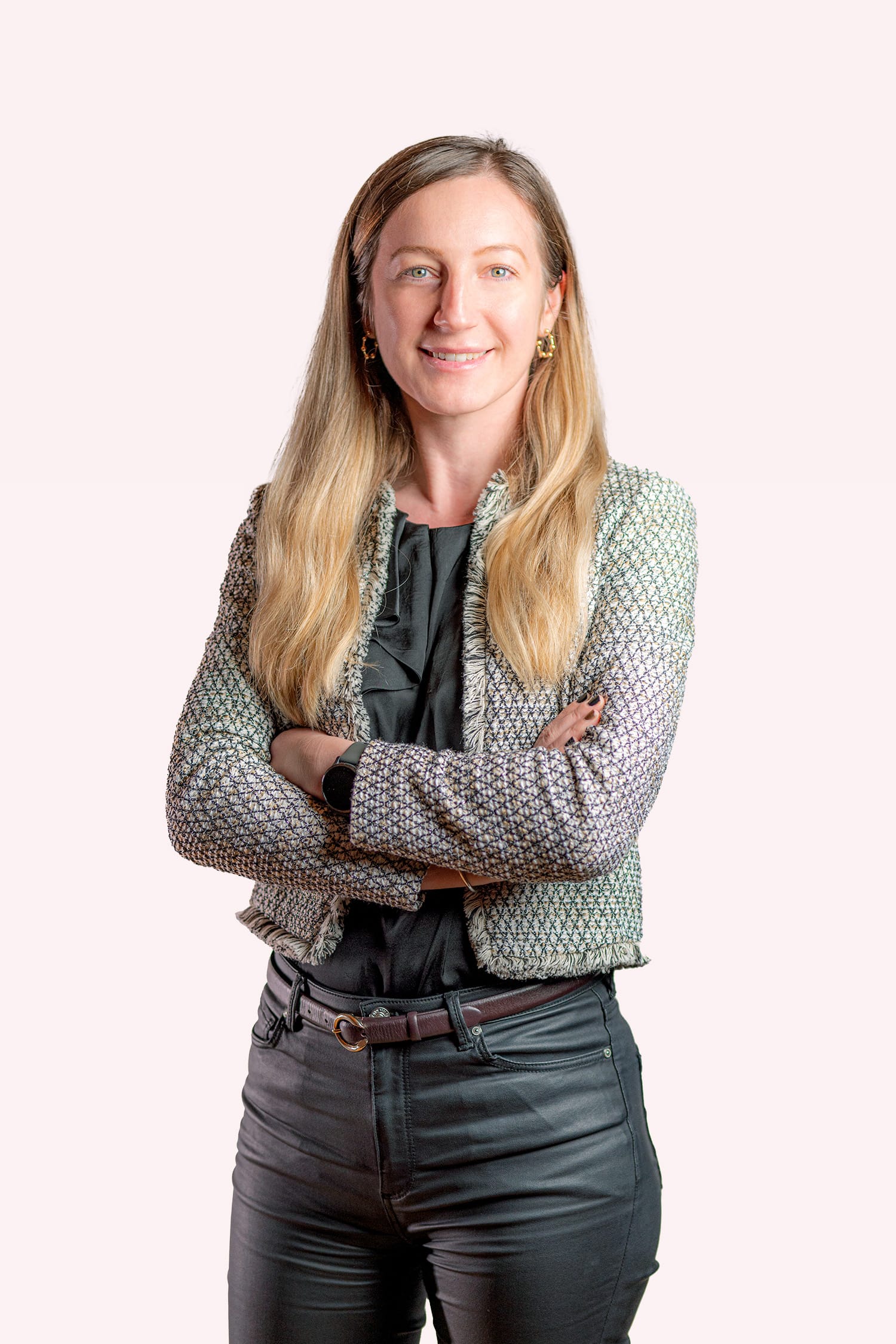 Frau lachend arme verschränkt Portrait Corporate Business Fotografie Fotoshooting Zürich Schweiz BeLighted