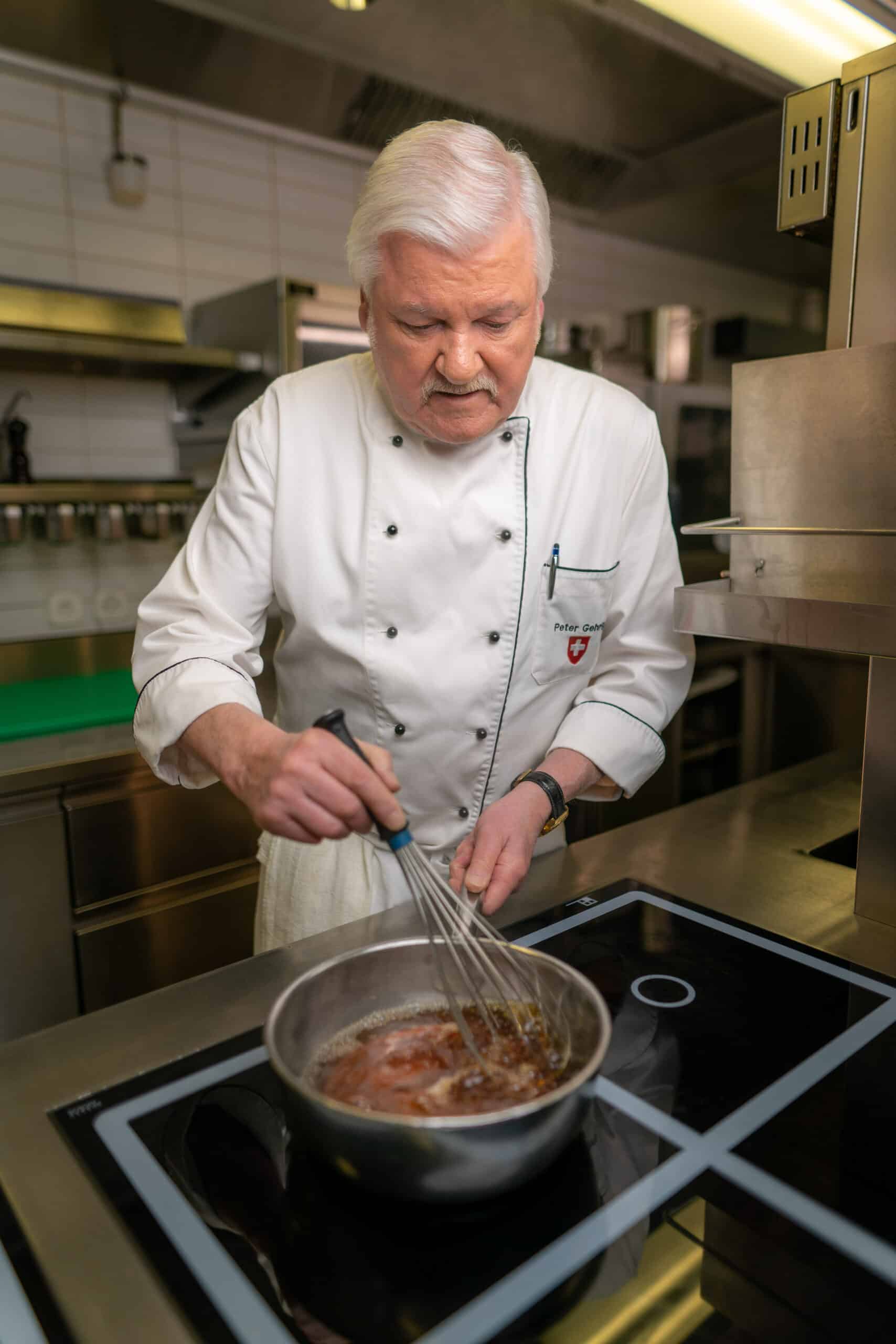 Mann kocht Sauce Koch Küche Chef Rezept Degustation Business Fotoshooting Fotografie Zürich Schweiz