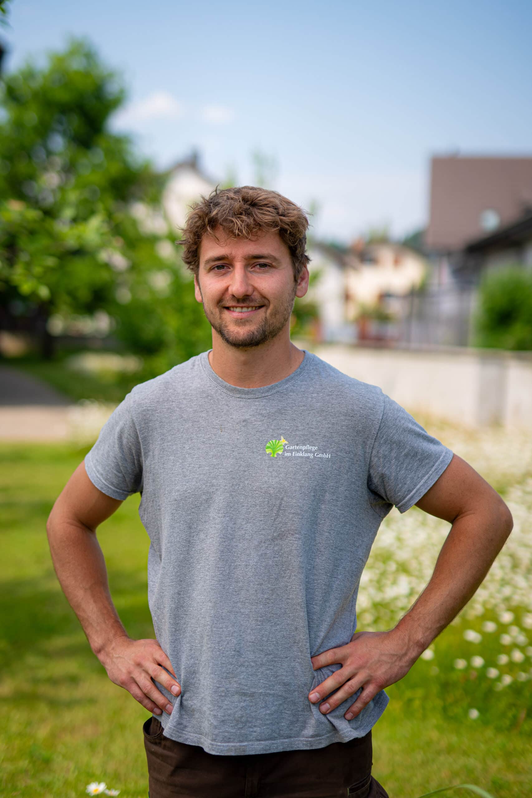 Mann stolz Garten Gärtner Landschaftsgärtner lachend Business Fotoshooting Fotografie Zürich Schweiz