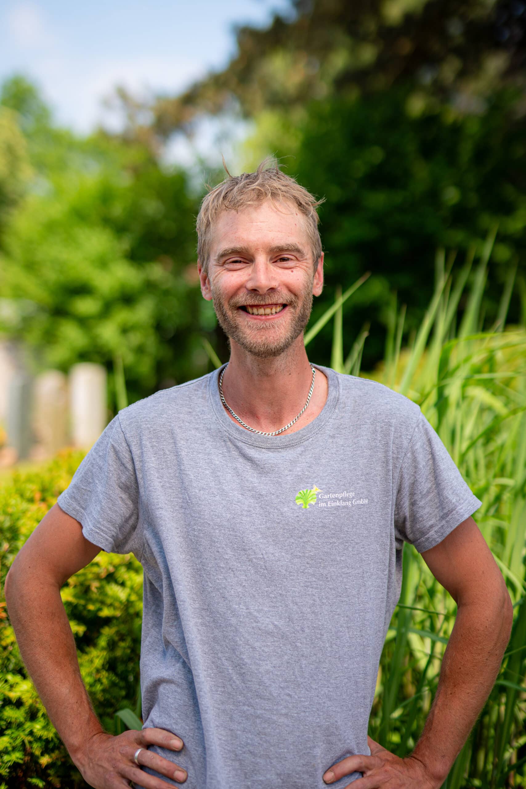 Mann stolz Garten Gärtner hell Landschaftsgärtner lachend Business Fotoshooting Fotografie Zürich Schweiz
