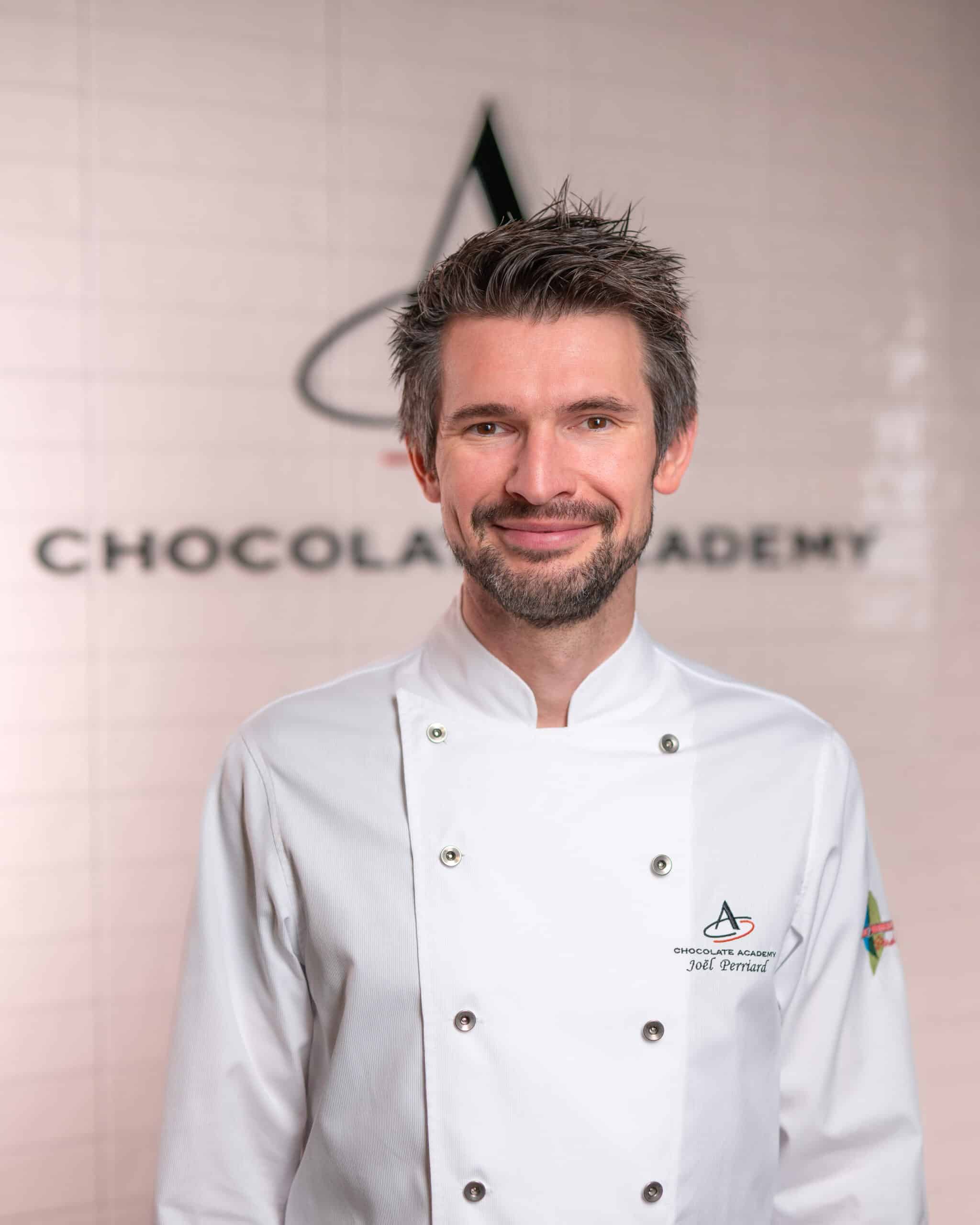 Mann Chef Küche Chocholate Academy Zürich BC lachend Business Fotoshooting Fotografie Zürich Schweiz