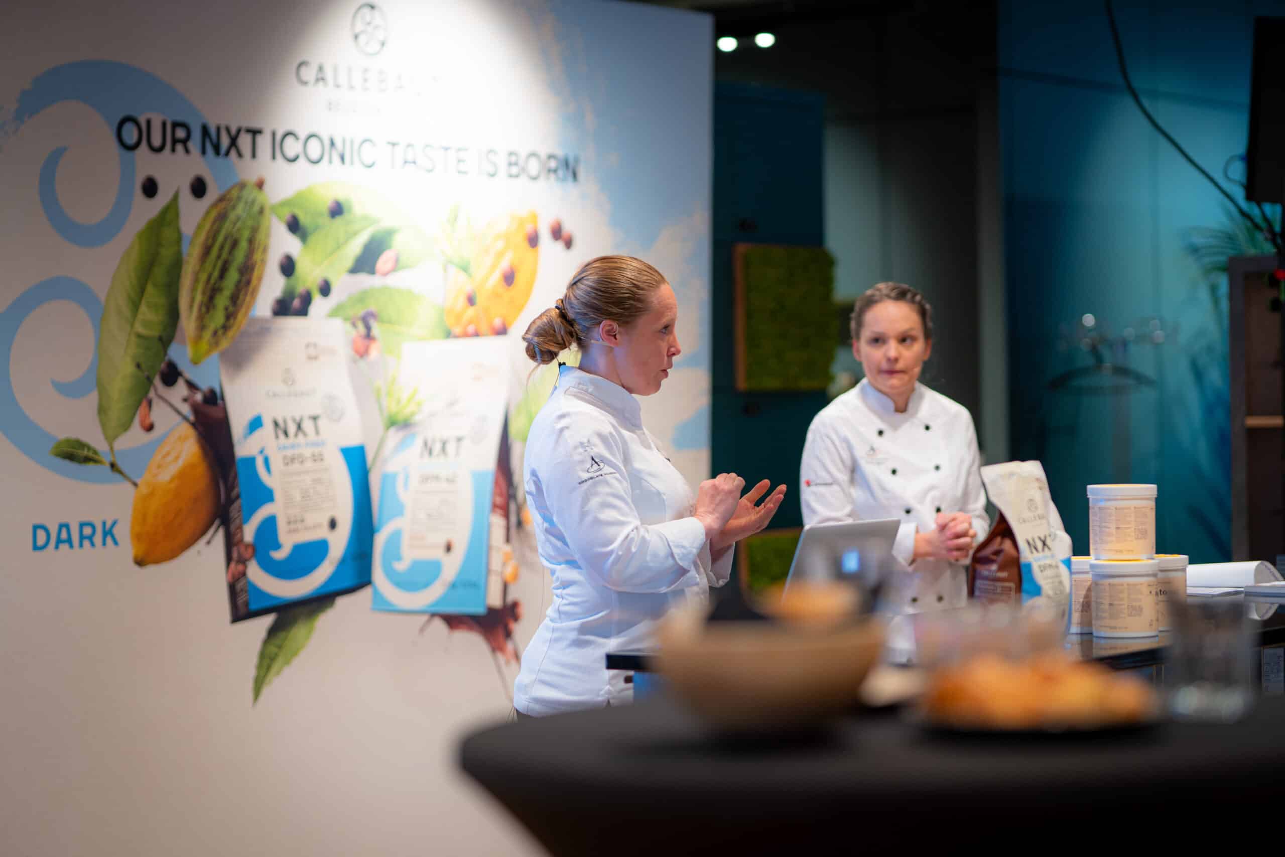 Vorstellung neues Produkt zwei Frauen BC Eventfotografie Zürich Schweiz BeLighted