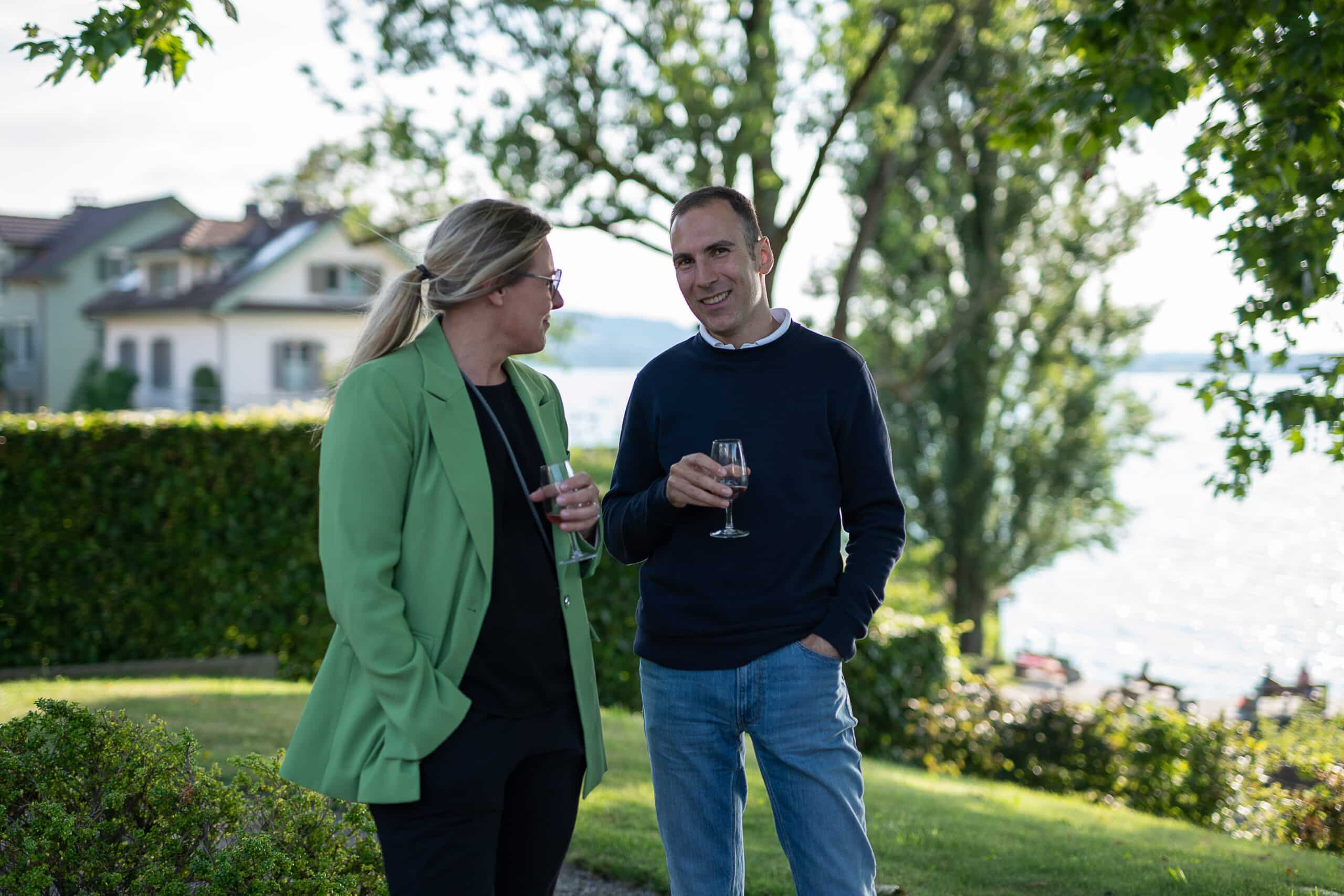 Firmenevent Mann Frau reden lachen Zugersee Eventfotografie Zürich Schweiz BeLighted