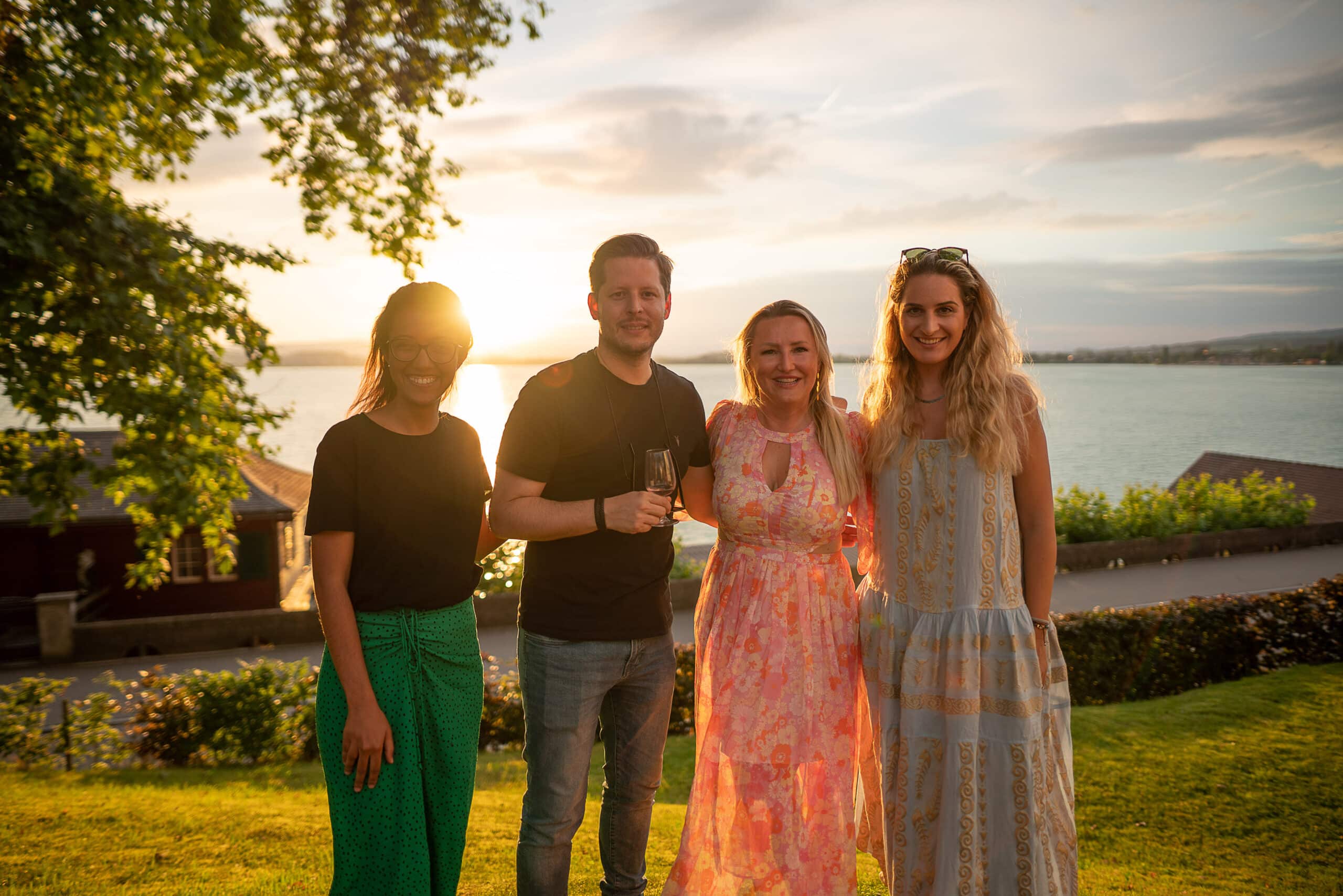 Firmenevent Gruppe Sonnenuntergang schöne Aussicht Zugersee Eventfotografie Zürich Schweiz BeLighted