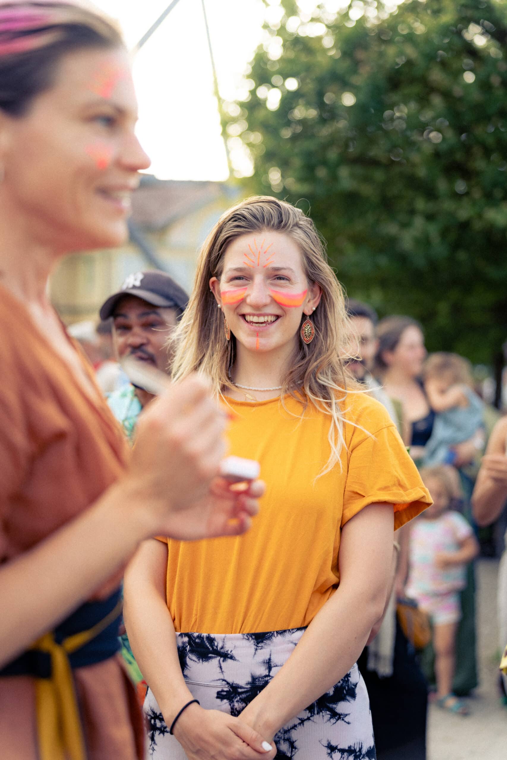 lachend Frau jung gelb face paint Uetliberg Eventfotografie Zürich Schweiz BeLighted
