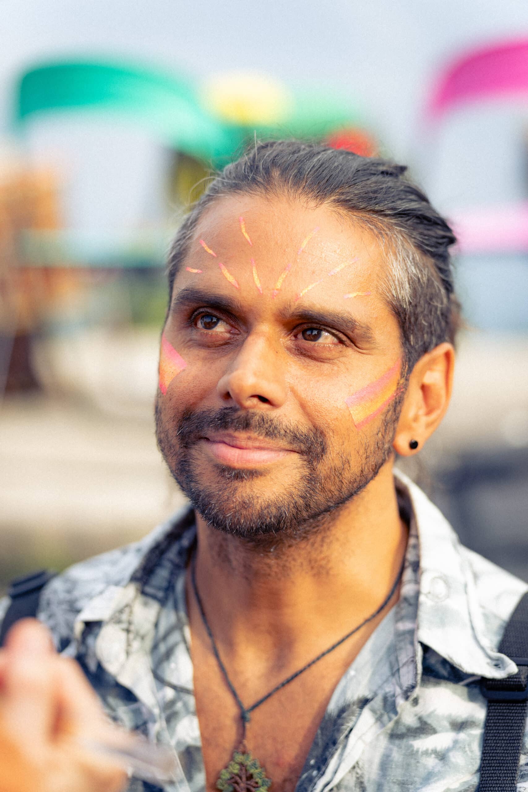 Mann braune Haut face painting glücklich Eventfotografie Zürich Schweiz BeLighted