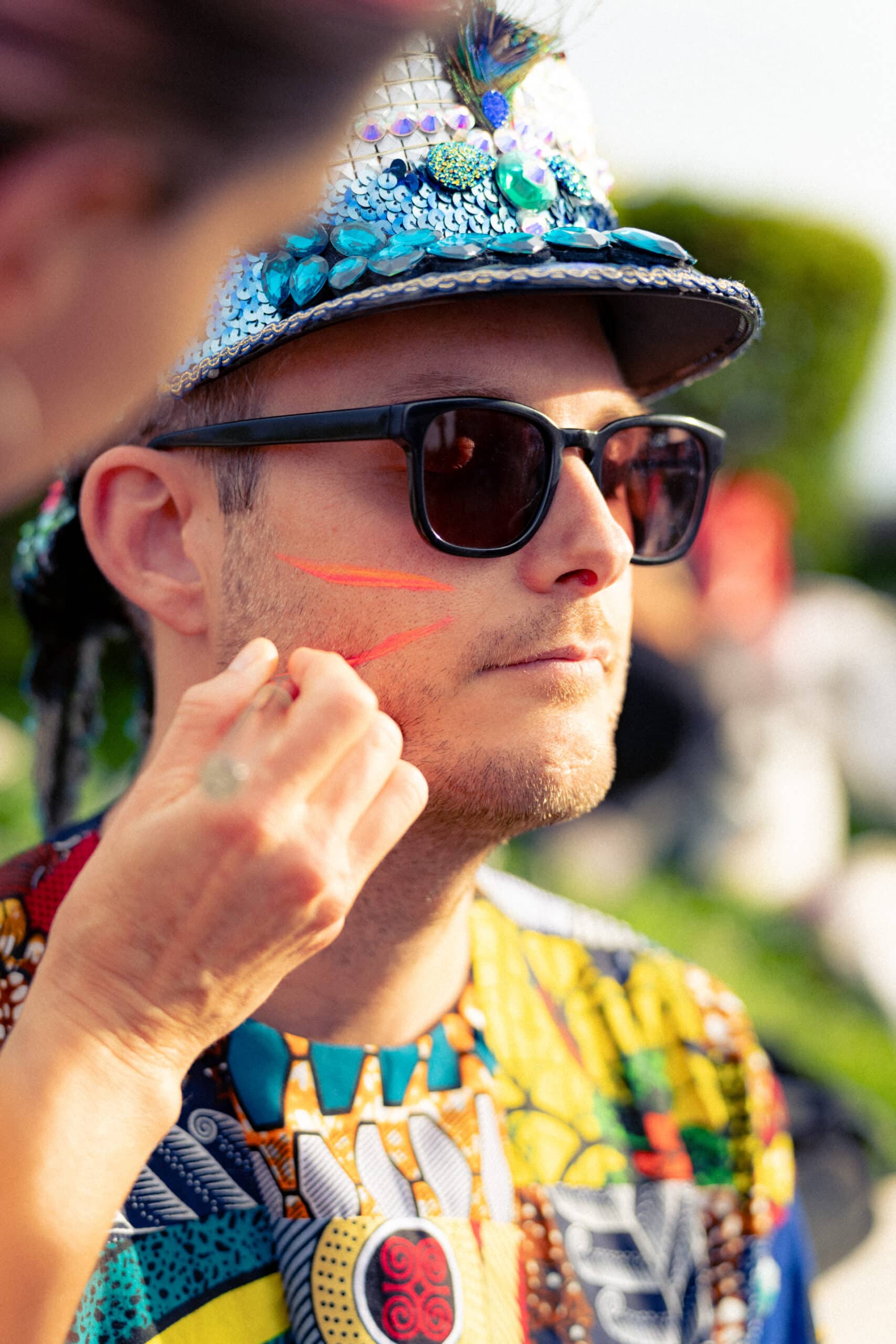 Face painting Mann blauer Hut Uetliberg Drum and Dance Eventfotografie Zürich Schweiz BeLighted