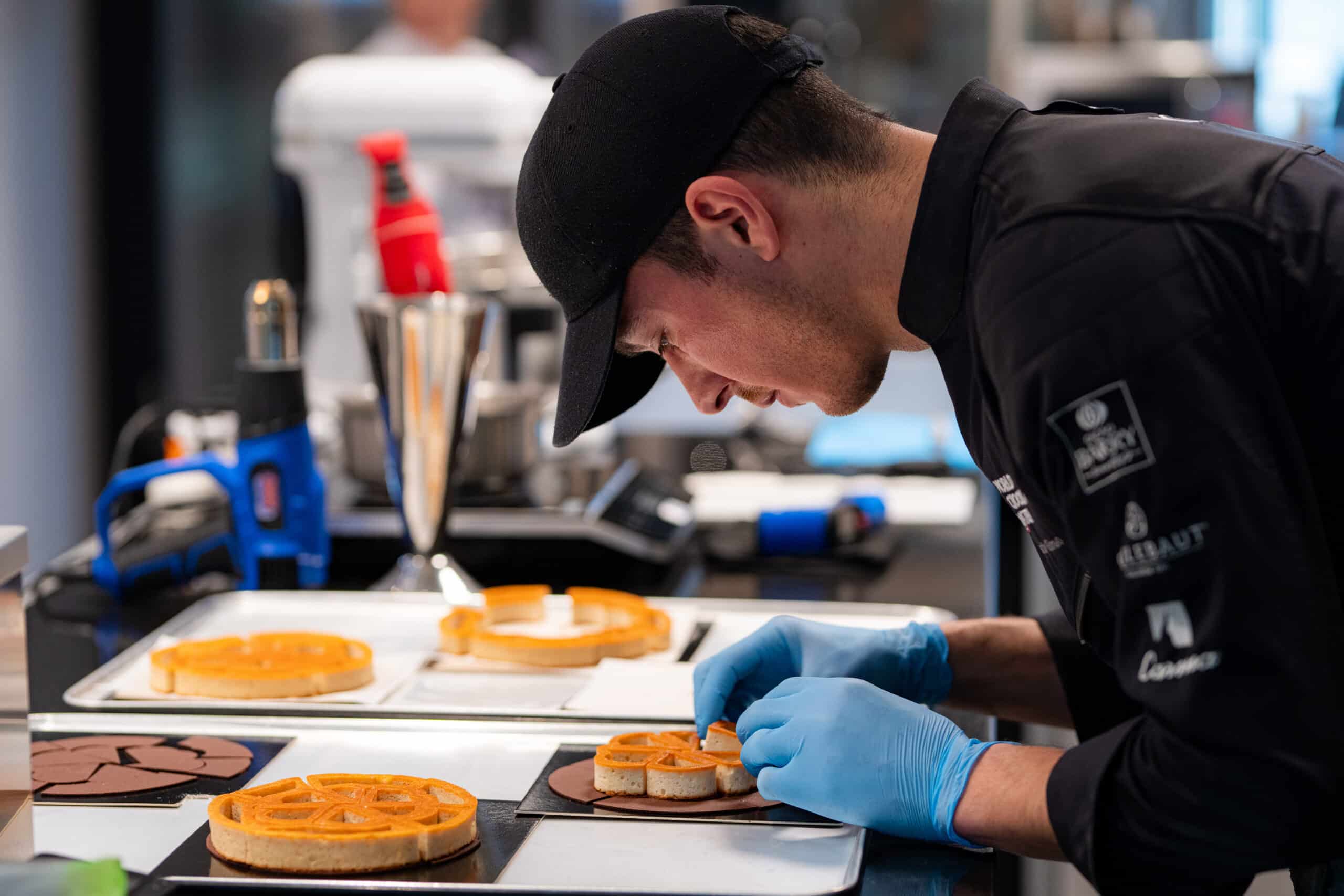 Chef Patisserie Kandiat Dessert konzentriert schwarz Auswertung tasting Jurie Juroren WCM Preselection BC Eventfotografie Zürich Schweiz BeLighted