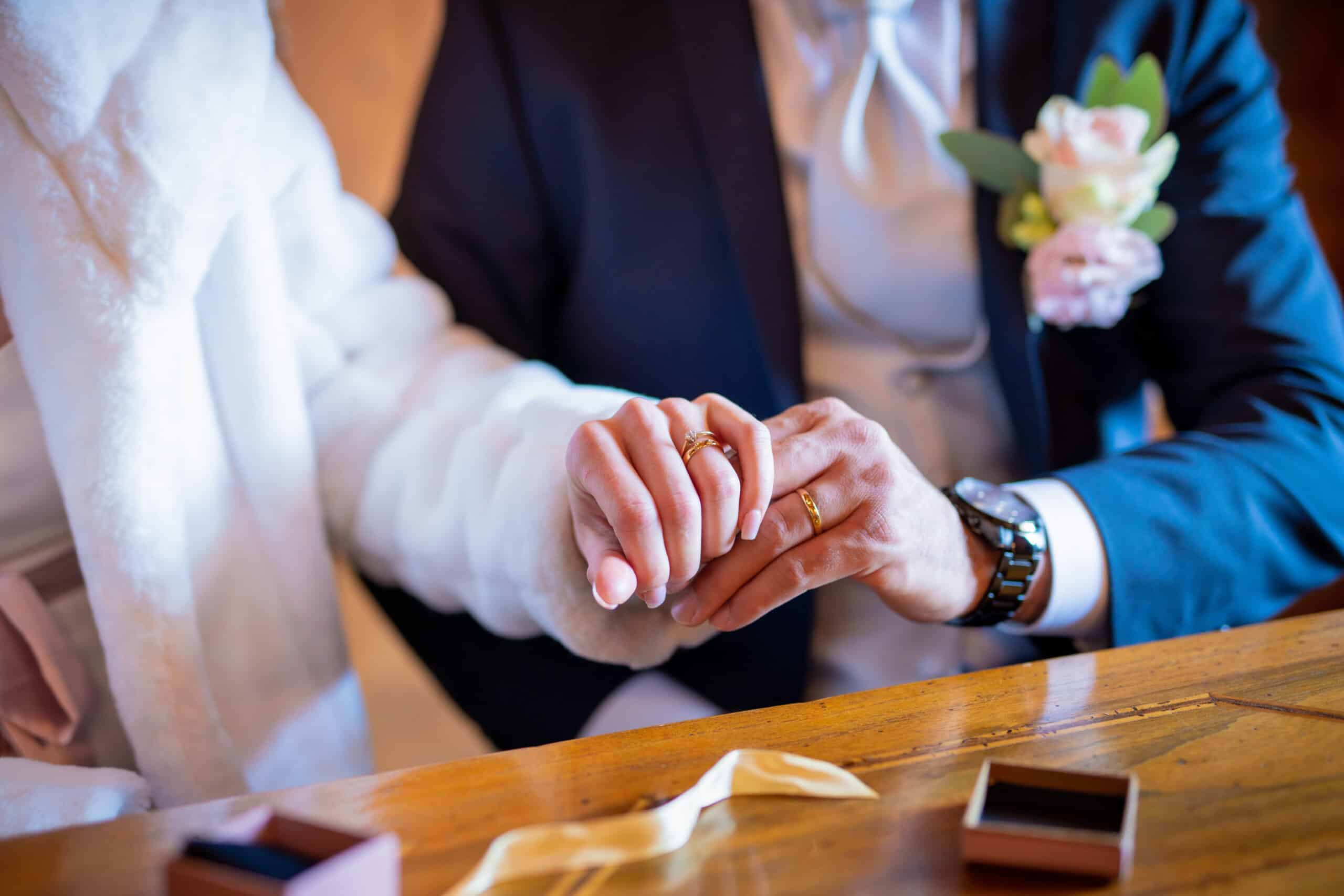 Paar Hochzeit Jawort Ringe Hände Liebe verheiratet Luzern Hochzeitsfotografie Hochzeitsfotograf Schweiz BeLighted