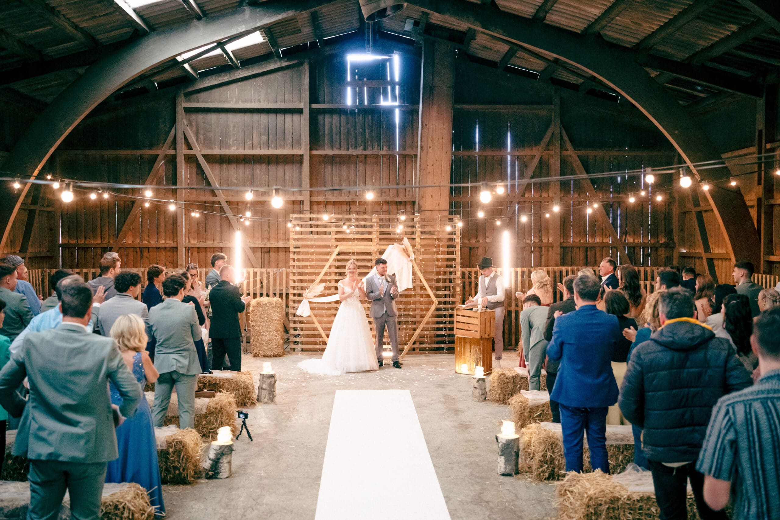Trauung Scheune Lichter Gäste Heuballen Stroh Hochzeit Liebe verheiratet StGallen Hochzeitsfotografie Hochzeitsfotograf Schweiz BeLighted