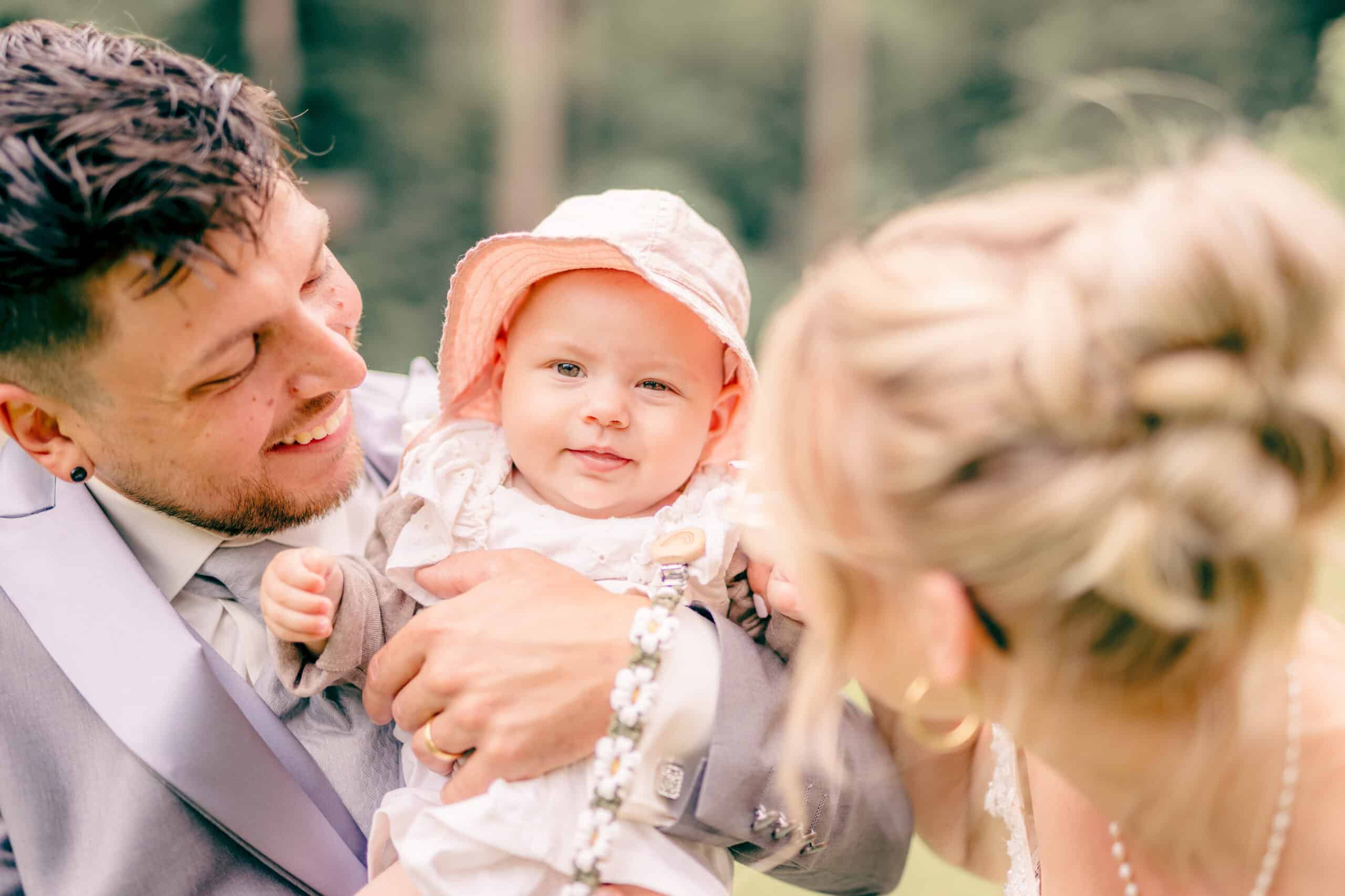 Familie Trauung Freude Baby Vater Hochzeit Liebe verheiratet StGallen Hochzeitsfotografie Hochzeitsfotograf Schweiz BeLighted
