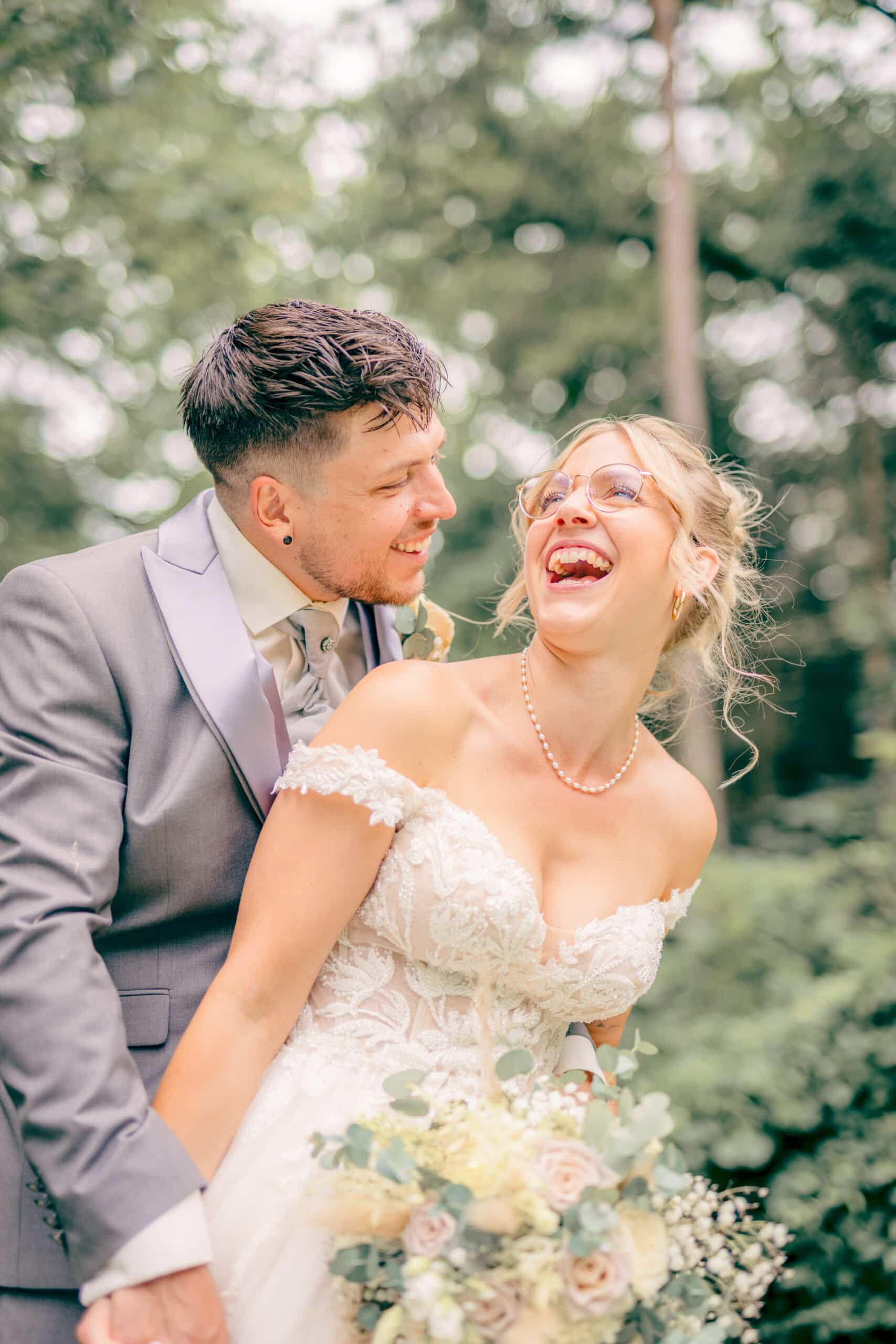 Brautpaar Hochzeit Natur glücklich lachend Paarbilder Hochzeitsfotografie Hochzeitsfotograf Schweiz BeLighted