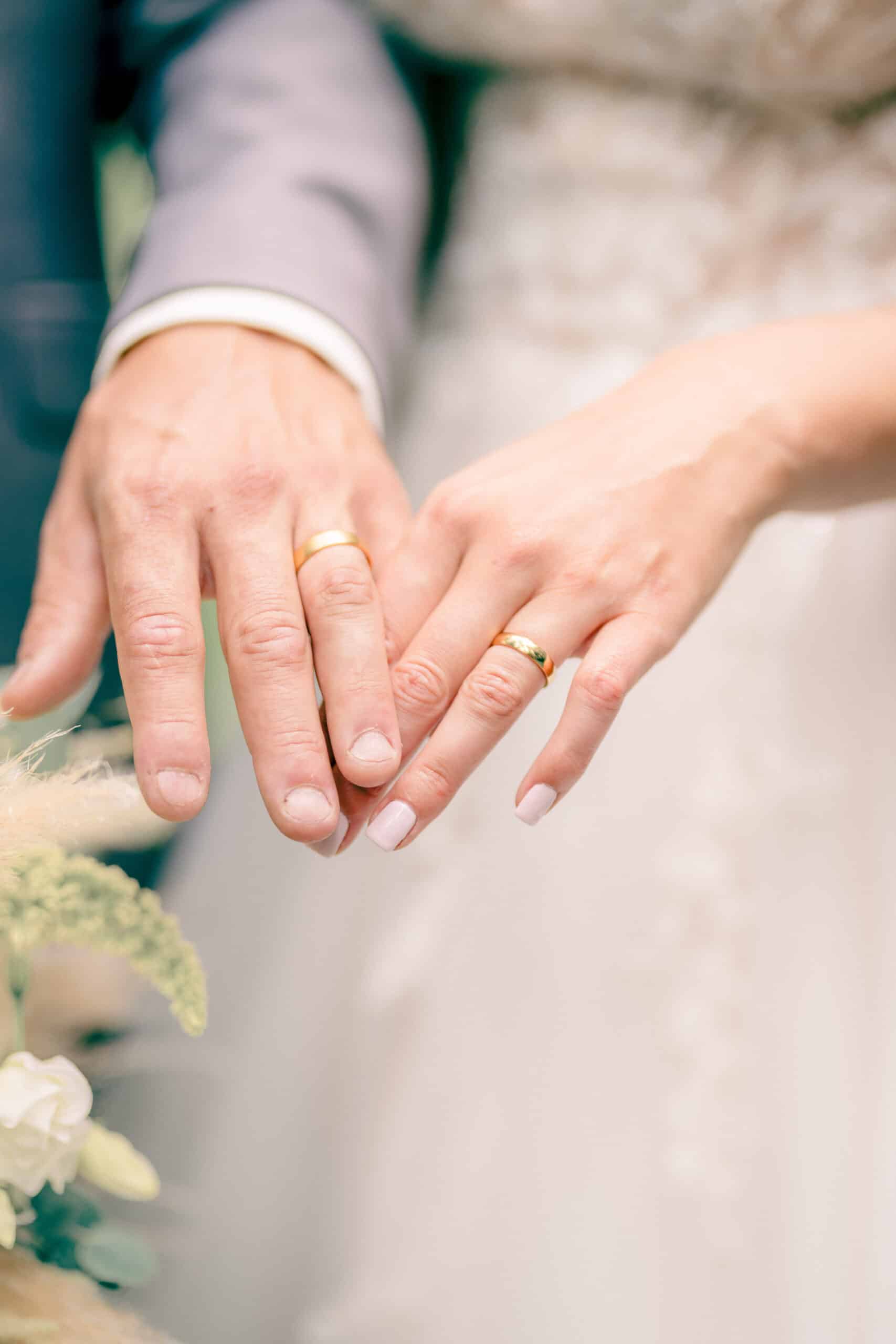 Hände Eheringe Brautpaar Hochzeit glücklich Paarbilder Hochzeitsfotografie Hochzeitsfotograf Schweiz BeLighted
