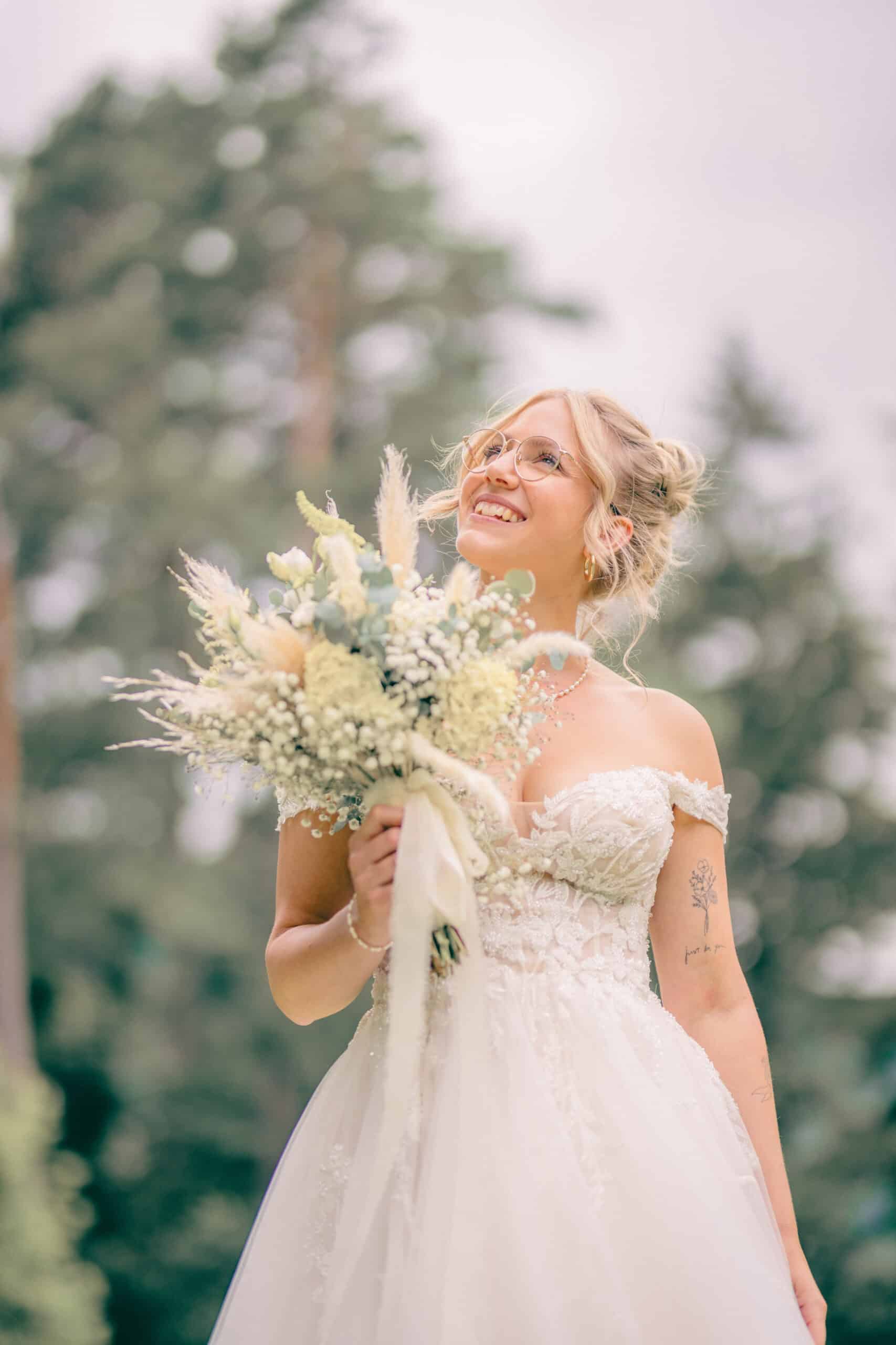 Braut Hochzeit glücklich Blumenstrauss Hochzeitsfotografie Hochzeitsfotograf Schweiz BeLighted