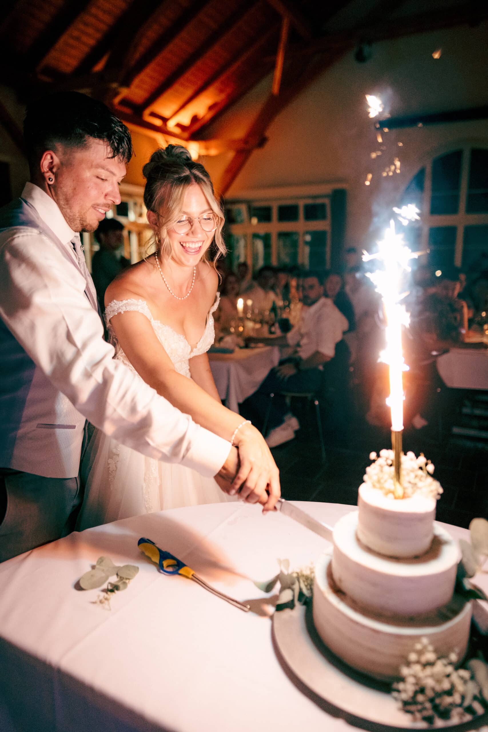 Hochzeitskuchen Feuerwerk anschneiden Brautpaar Hochzeit glücklich Paarbilder Hochzeitsfotografie Hochzeitsfotograf Schweiz BeLighted