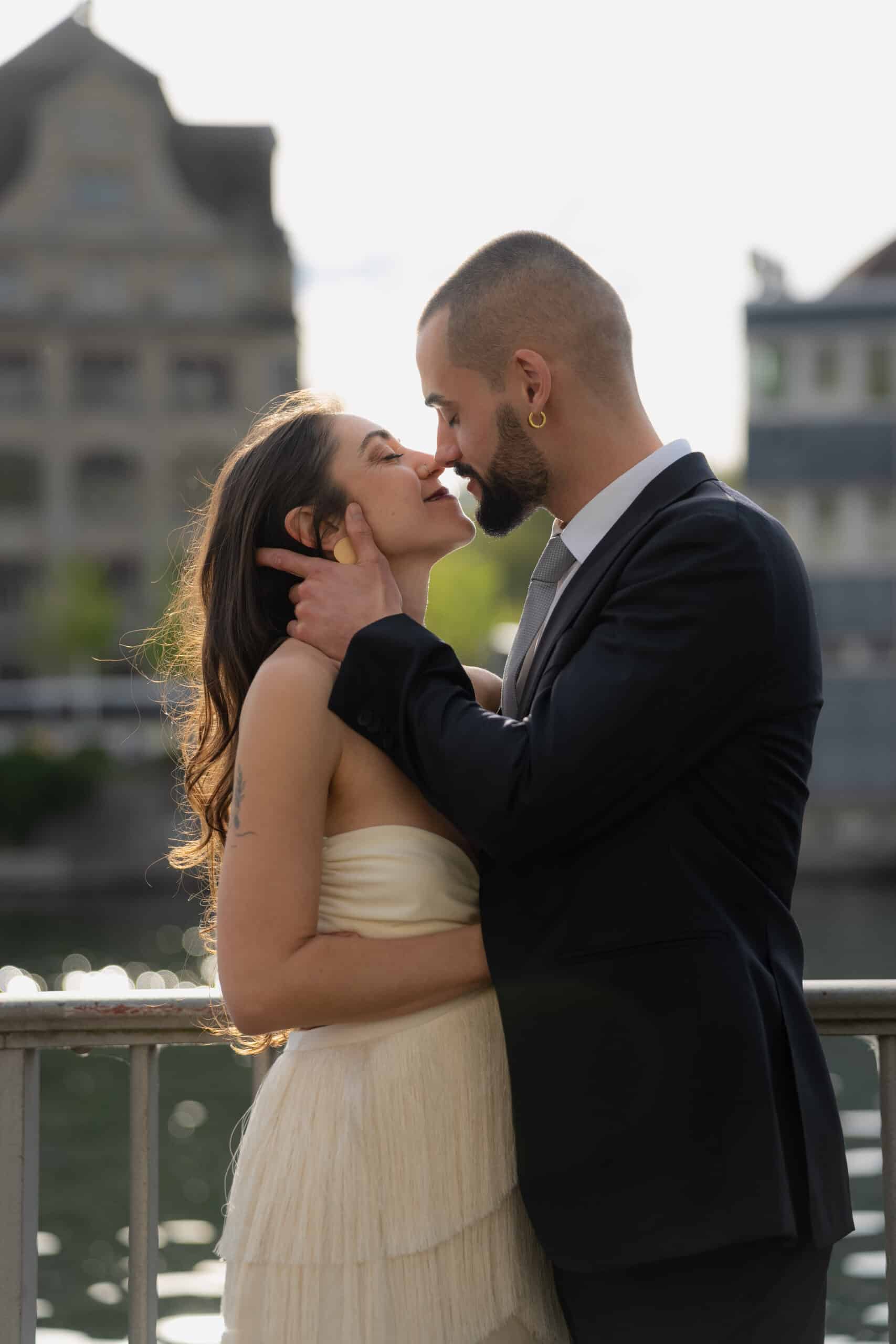 Brautpaar verheiratet Stadt Hochzeit Liebe glücklich Paarbilder Hochzeitsfotografie Hochzeitsfotograf Schweiz BeLighted
