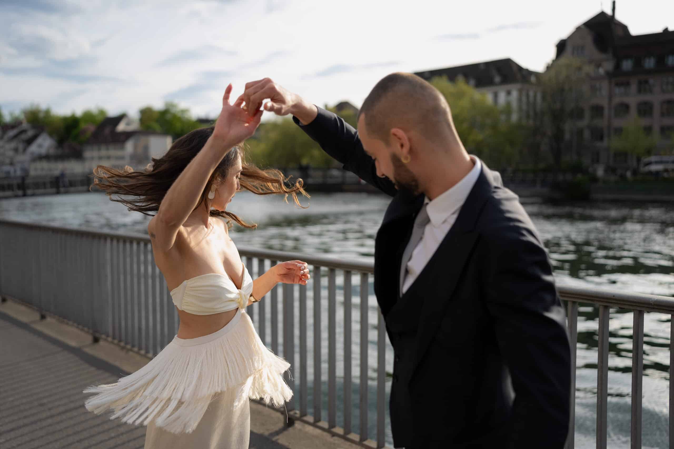 Tanz Paar Hochzeit Fluss Limmat Zürich Stadt Jawort glücklich Hochzeitsfotografie Hochzeitsfotograf Schweiz BeLighted