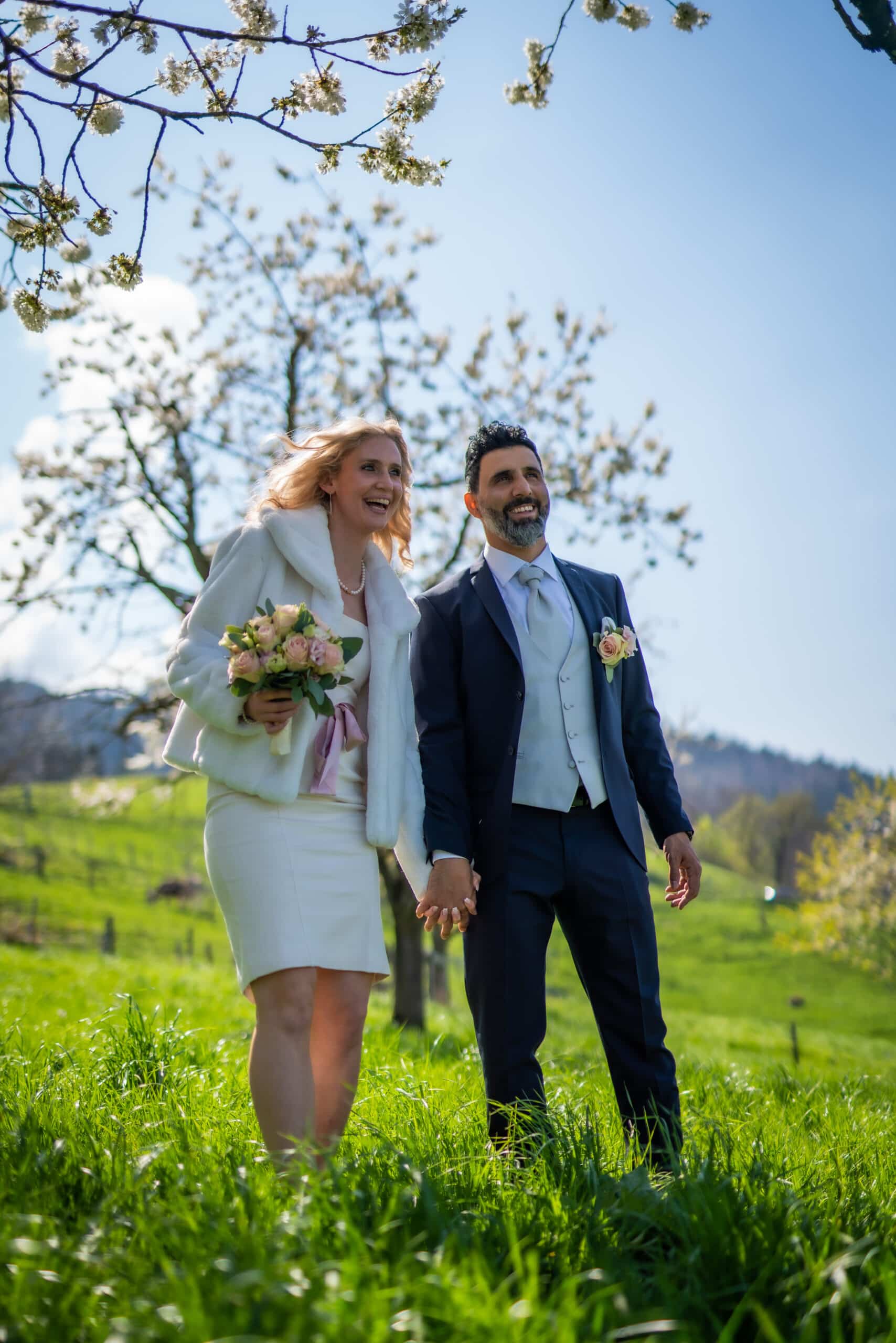 Paar Hochzeit Wiese Blumen Hochzeitsfotografie Hochzeitsfotograf Schweiz BeLighted
