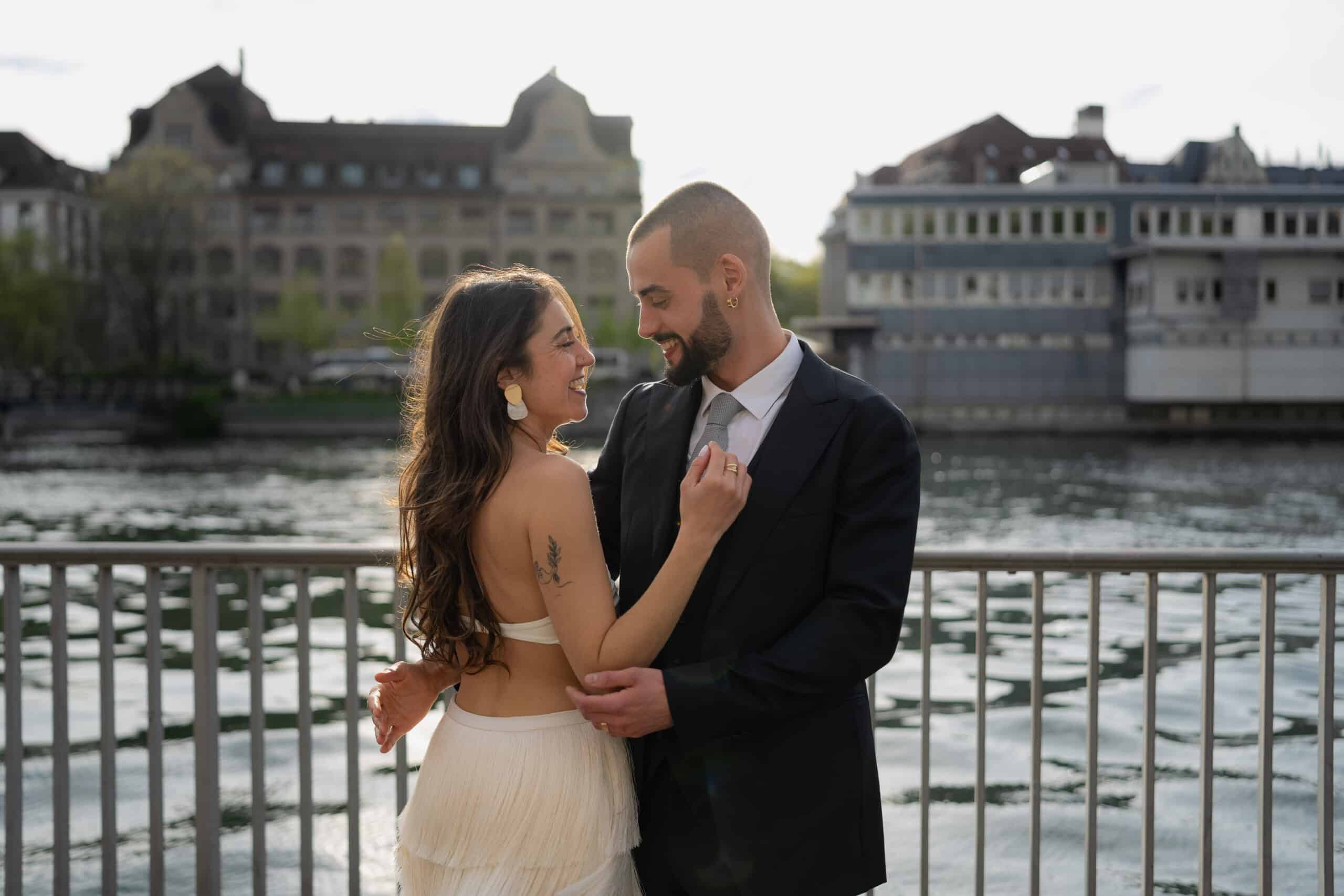 Paar Hochzeit Fluss Limmat Zürich Stadt glücklich Jawort glücklich Hochzeitsfotografie Hochzeitsfotograf Schweiz BeLighted