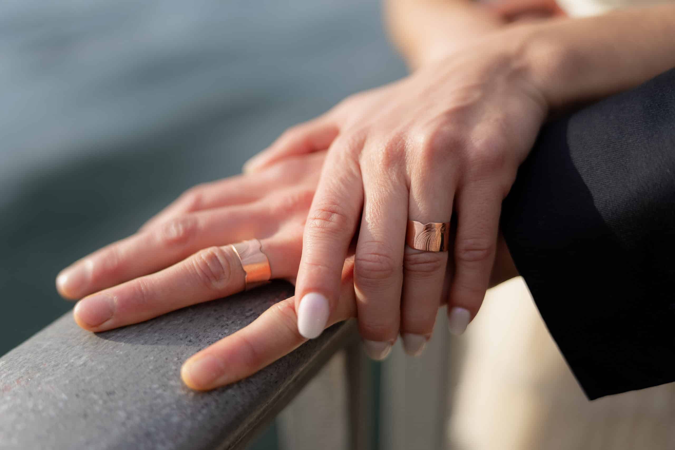 Hände Ringe Paar Hochzeit cinematisch Fluss Limmat Zürich Stadt glücklich Jawort glücklich Hochzeitsfotografie Hochzeitsfotograf Schweiz BeLighted