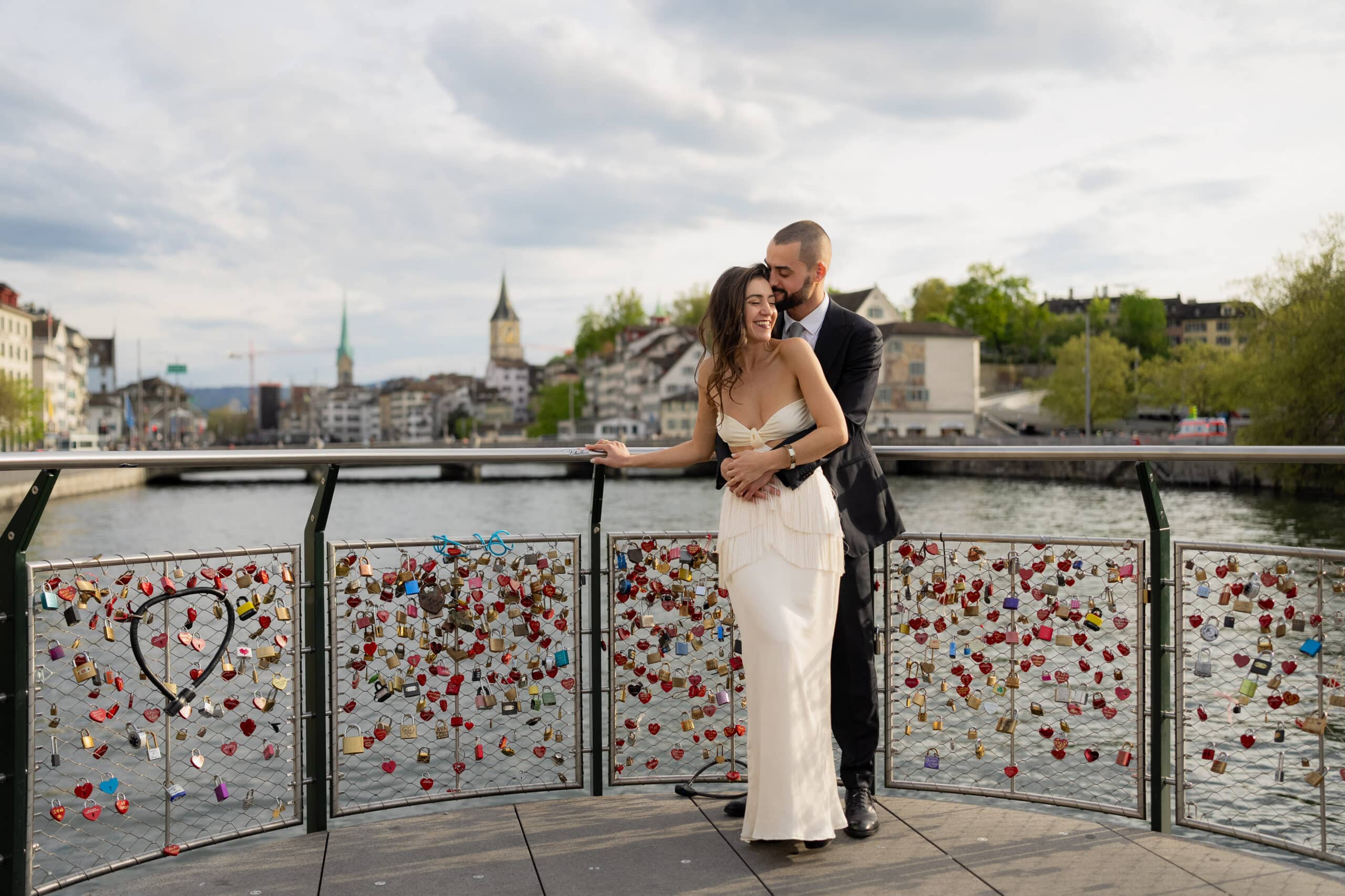 Paar Hochzeit Schlösser verliebt verheiratet Fluss Limmat Mühlesteg Zürich Stadt glücklich Jawort glücklich Hochzeitsfotografie Hochzeitsfotograf Schweiz BeLighted