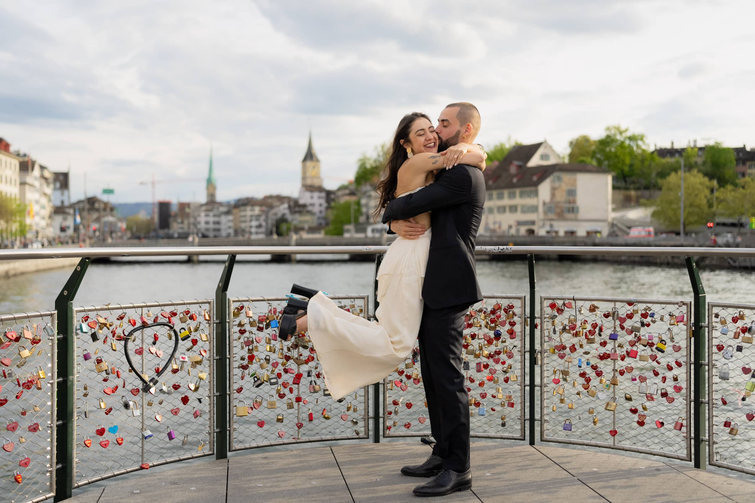Paar Hochzeit Schlösser verliebt verheiratet Fluss Limmat Mühlesteg Zürich Stadt glücklich Jawort glücklich Hochzeitsfotografie Hochzeitsfotograf Schweiz BeLighted