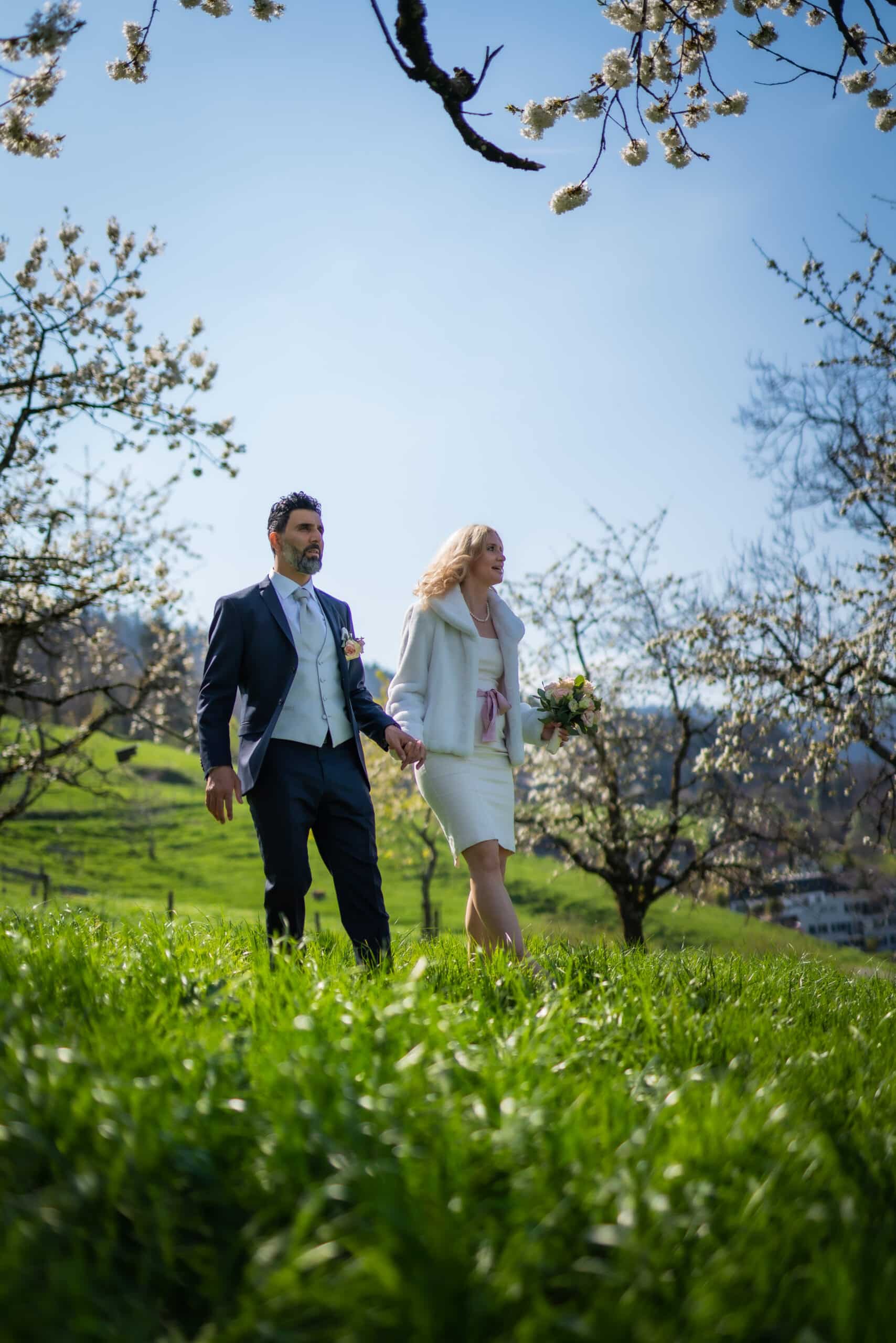 Paar Hochzeit Wiese Blumen Hochzeitsfotografie Hochzeitsfotograf Schweiz BeLighted