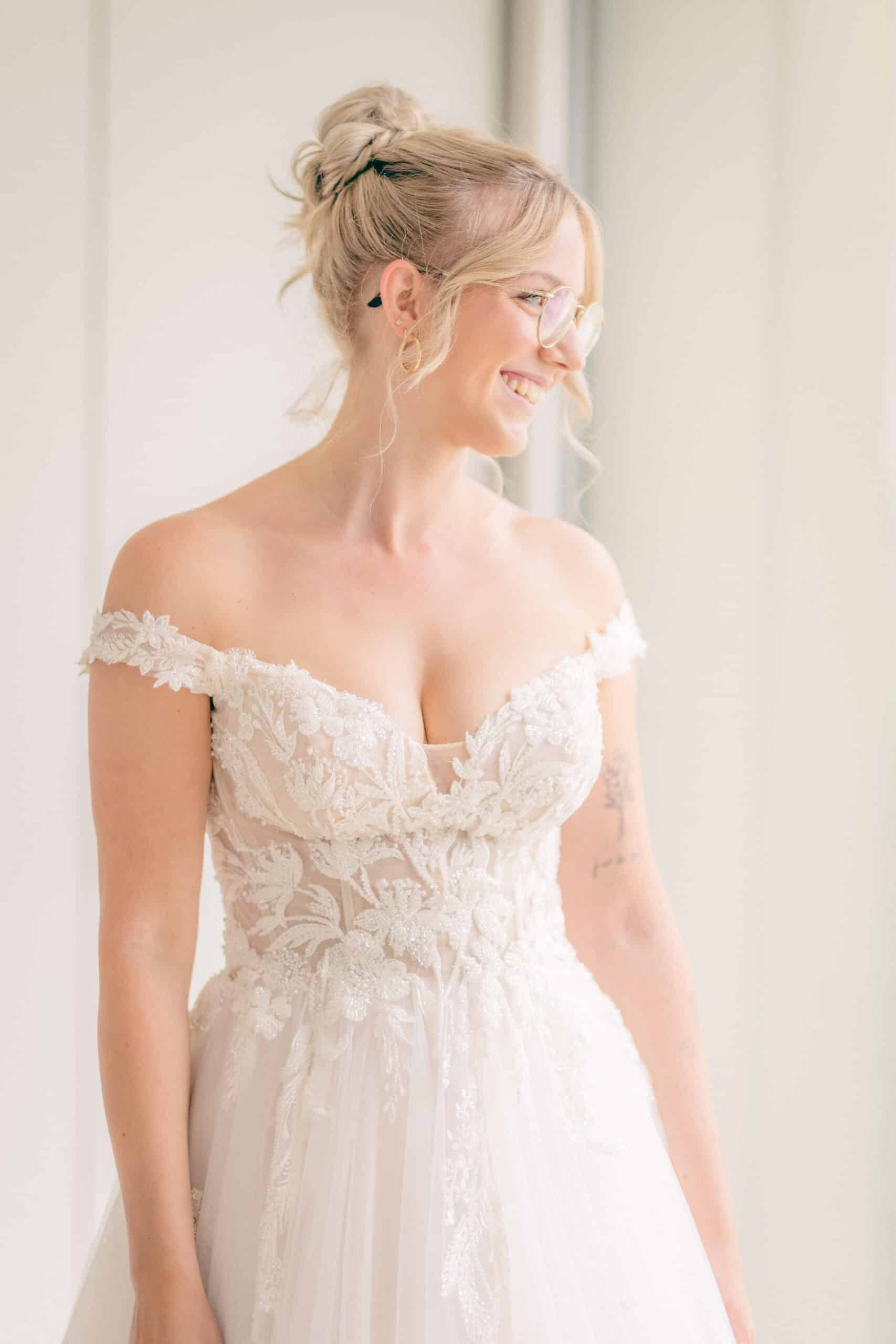 Braut Kleid Weiss glücklich Hochzeit Hochzeitsfotografie Hochzeitsfotograf Schweiz BeLighted