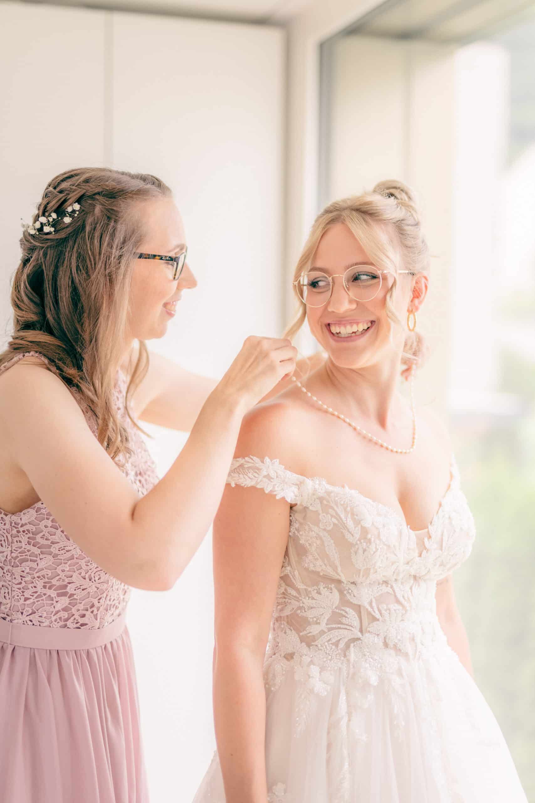 Braut Trauzeugin Vorbereitung Hochzeit Kleid Weiss glücklich Hochzeitsfotografie Hochzeitsfotograf Schweiz BeLighted