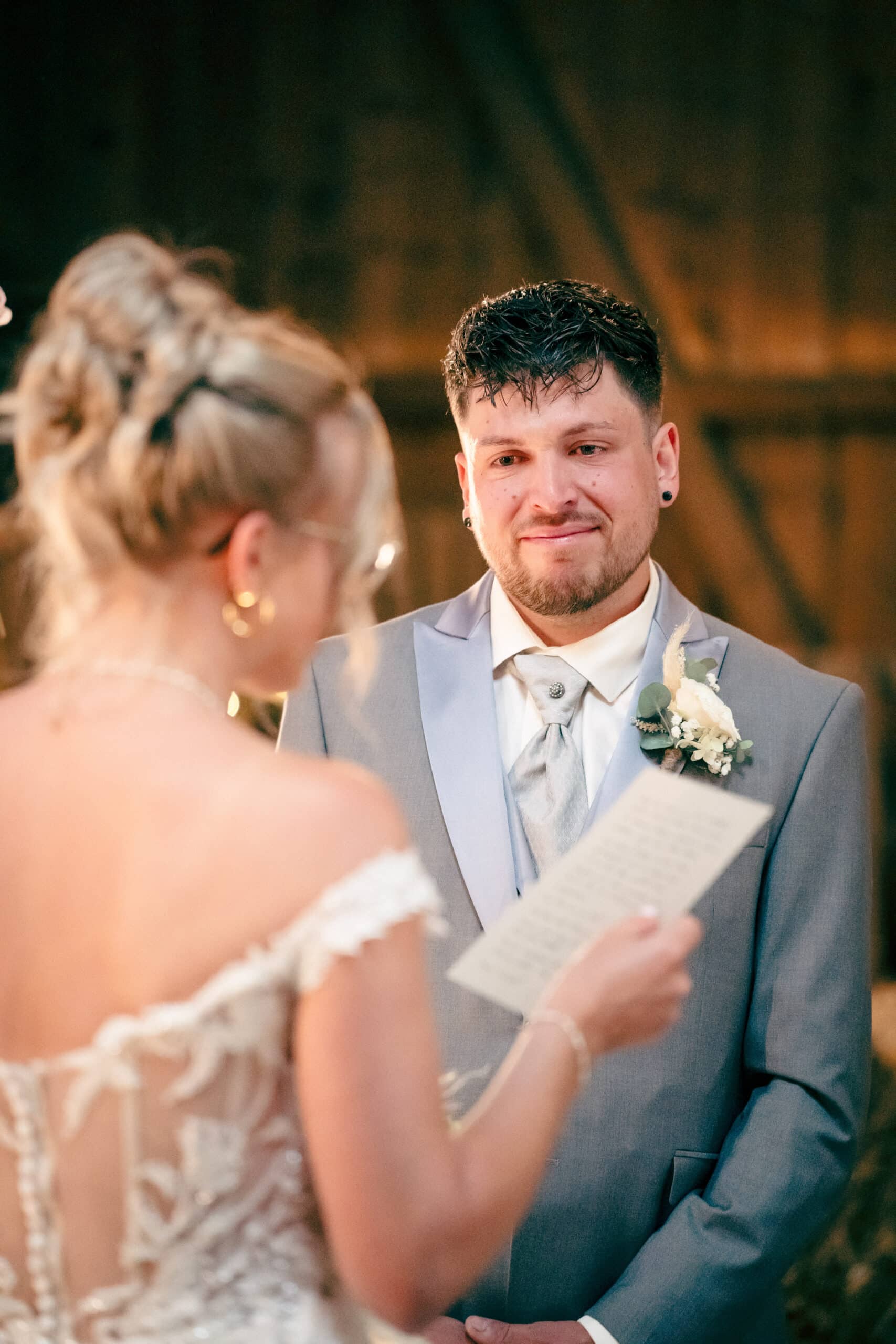 Bräutigam Freude Jawort Ehegelübde Eheversprechen Emotionen Text vorlesen Hochzeit glücklich Hochzeitsfotografie Hochzeitsfotograf Schweiz BeLighted