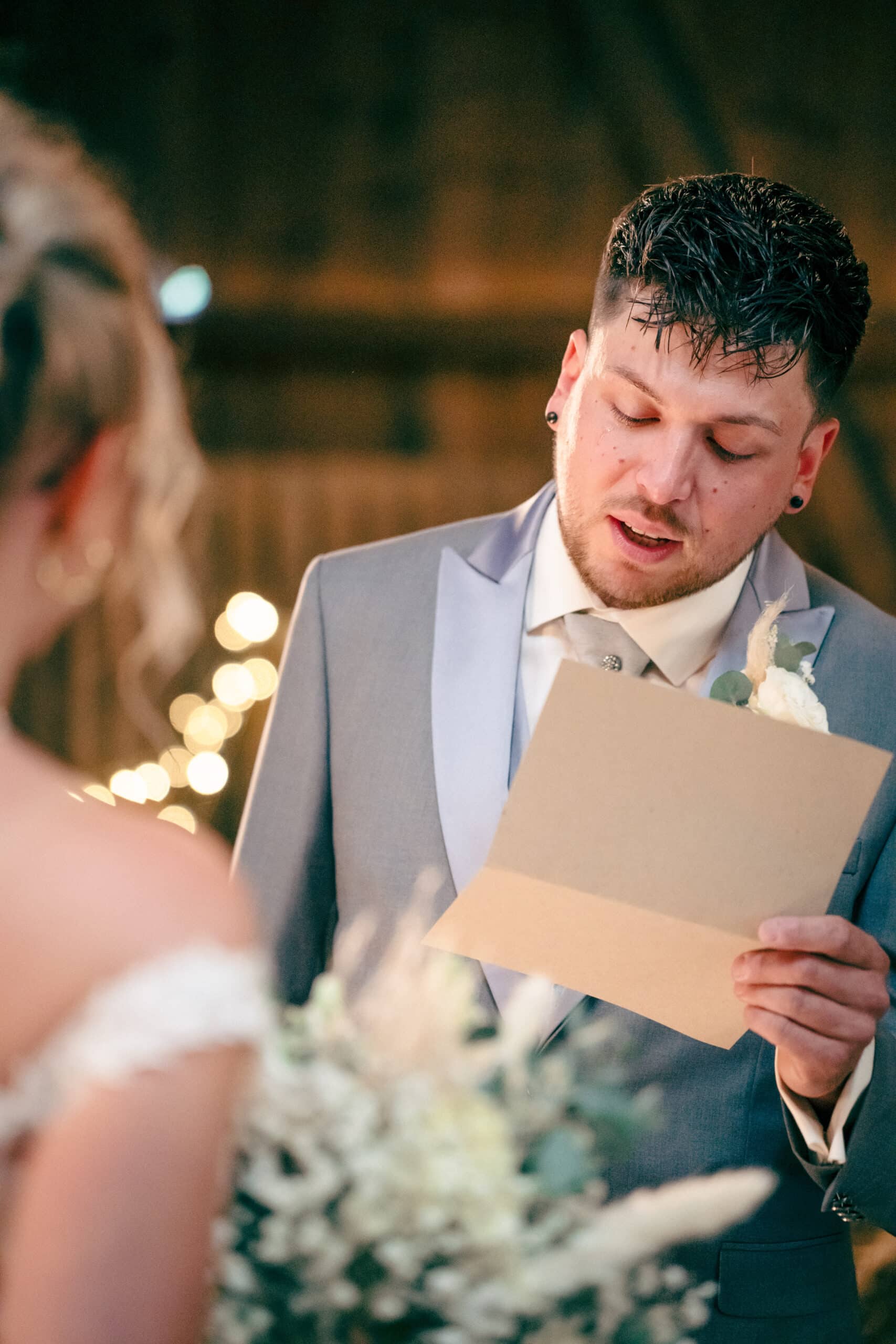 Bräutigam Freude Jawort Ehegelübde Eheversprechen Emotionen Text vorlesen Hochzeit glücklich Hochzeitsfotografie Hochzeitsfotograf Schweiz BeLighted