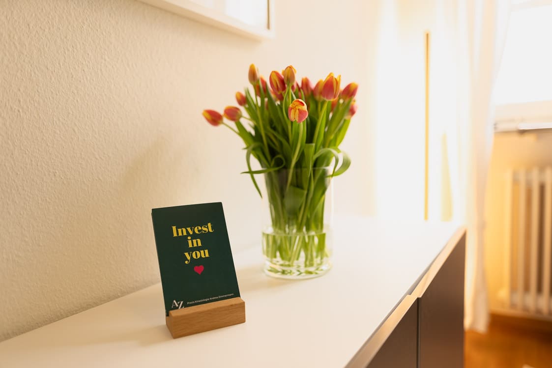 Close up Motivation Karte Blumen Praxis Immobilienfotografie Schweiz BeLighted