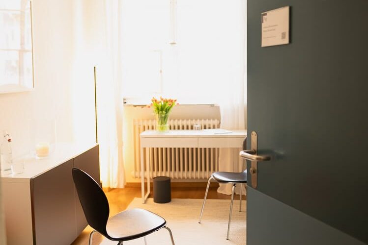 Offene Tür Kinesiologie Praxis Immobilienfotografie Schweiz BeLighted