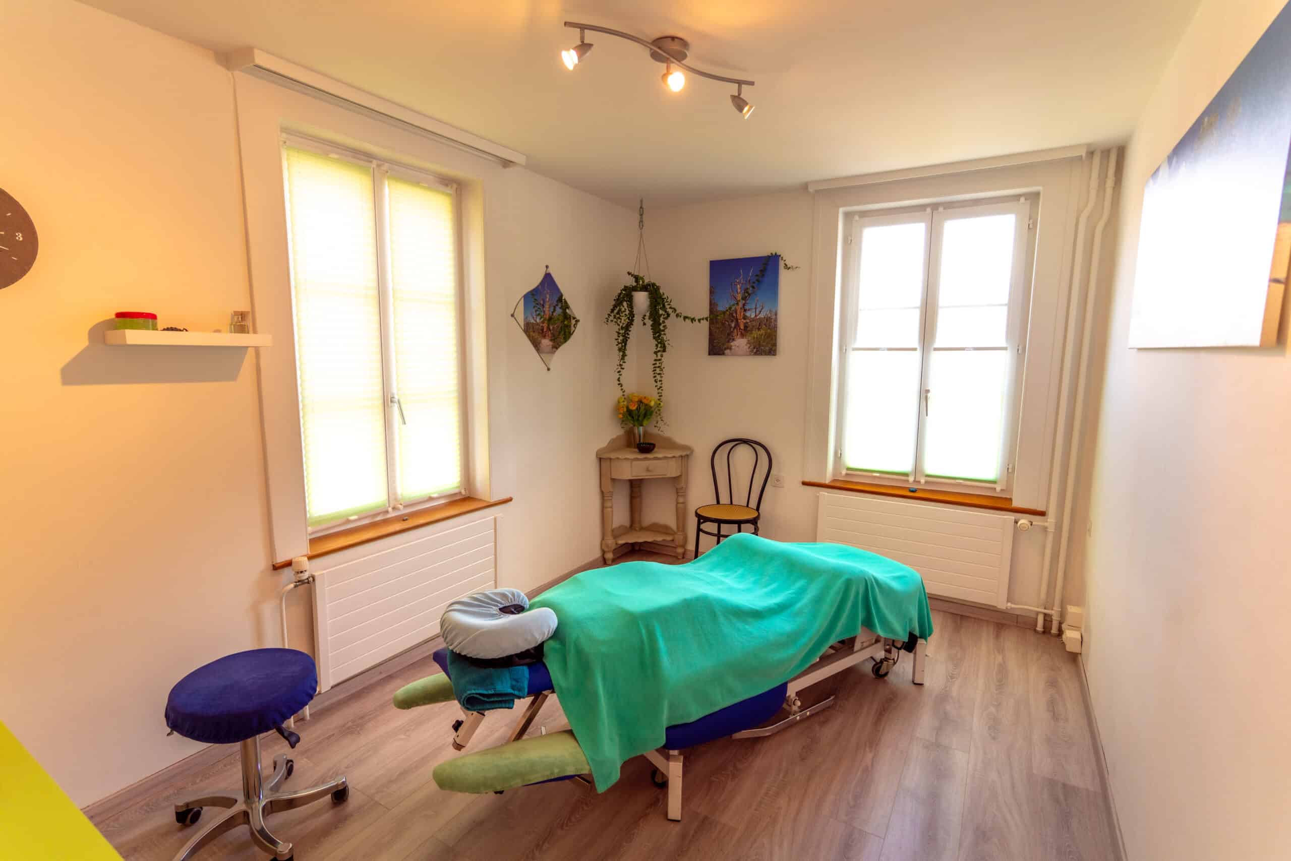 Behandlungszimmer Ecke warm hell liege Praxis immobilienfotografie schweiz belighted