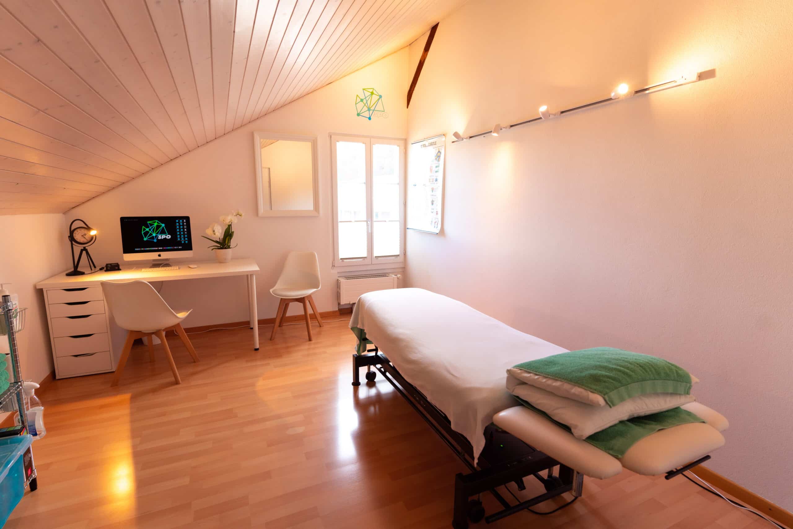 Behandlungszimmer warm hell liege Praxis immobilienfotografie schweiz belighted