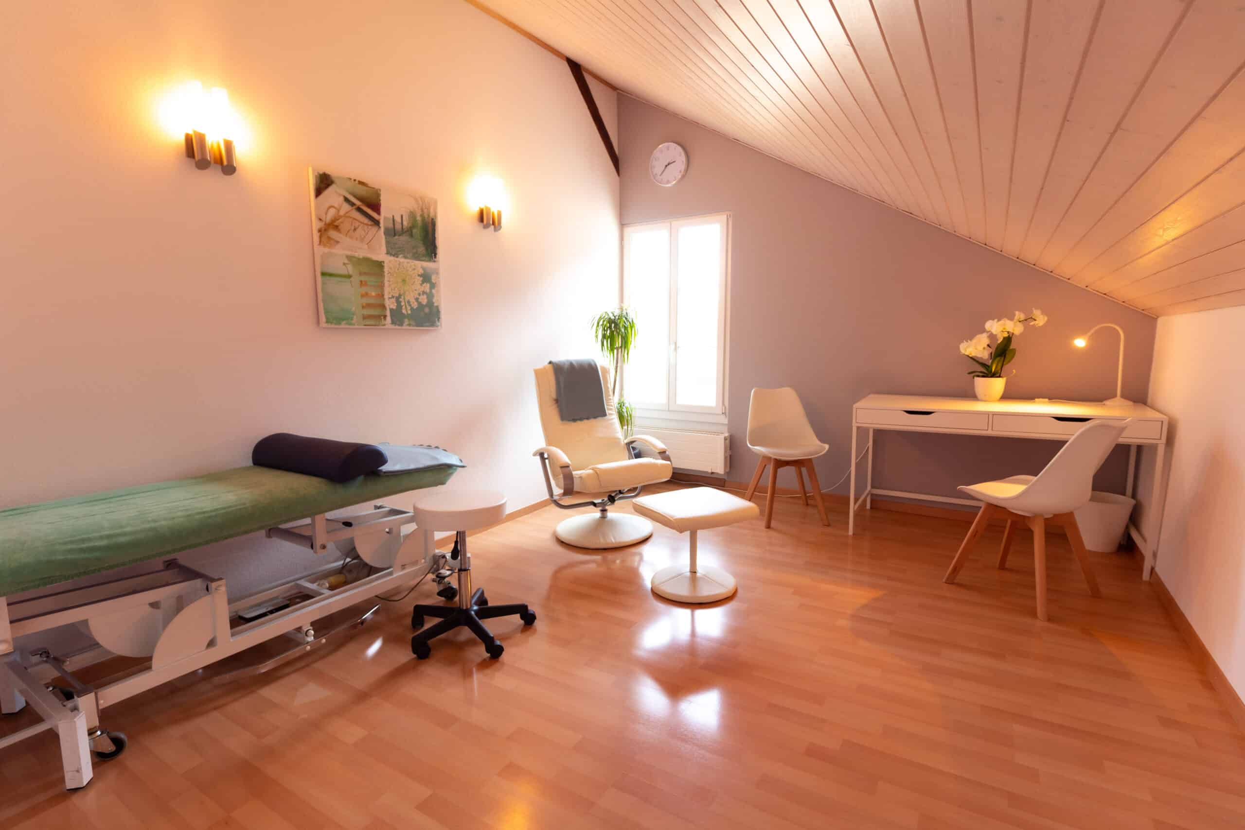 Behandlungszimmer Dach warm hell liege Praxis immobilienfotografie schweiz belighted