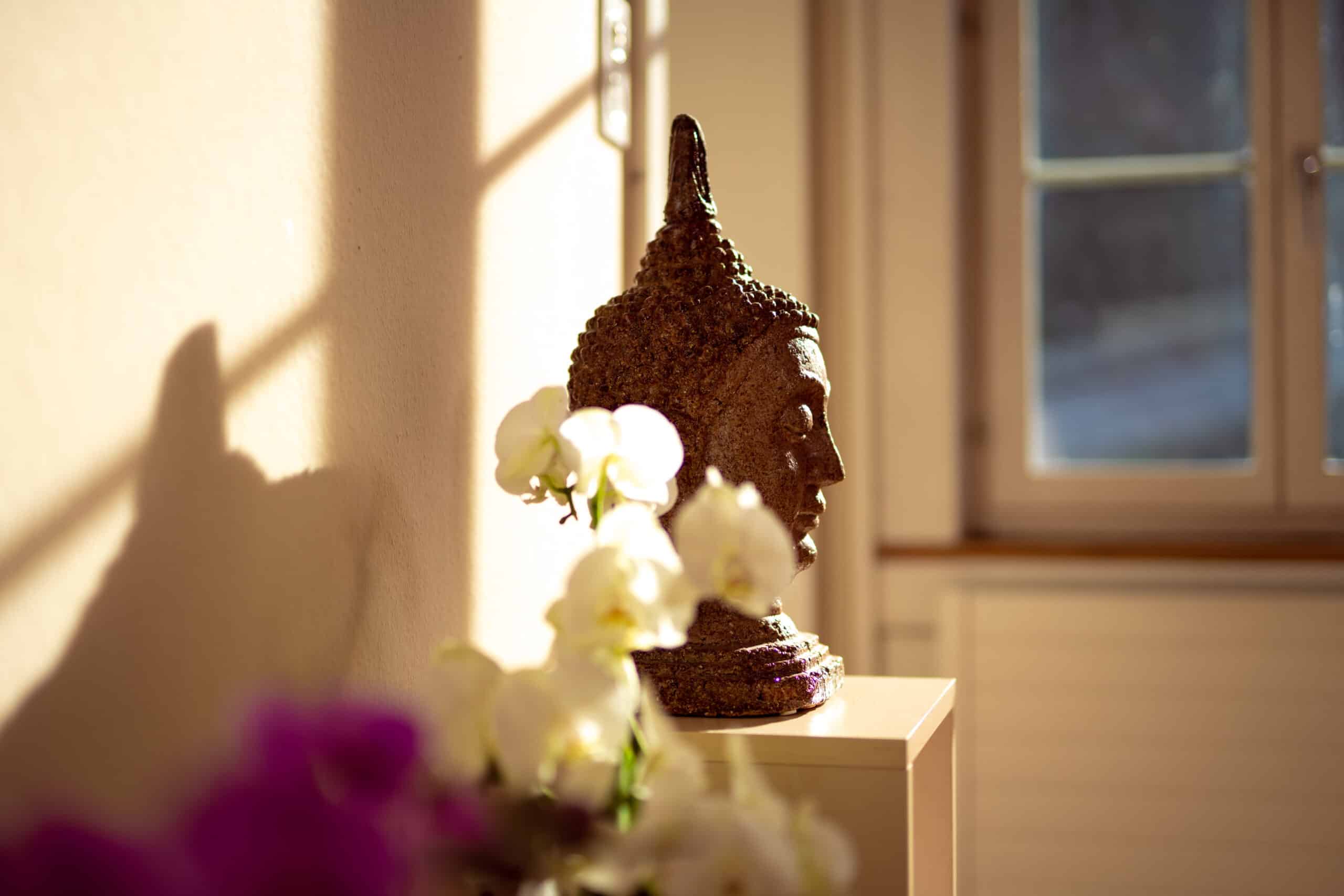 Seite Buddha Blumen Praxis Immobilienfotografie Schweiz BeLighted