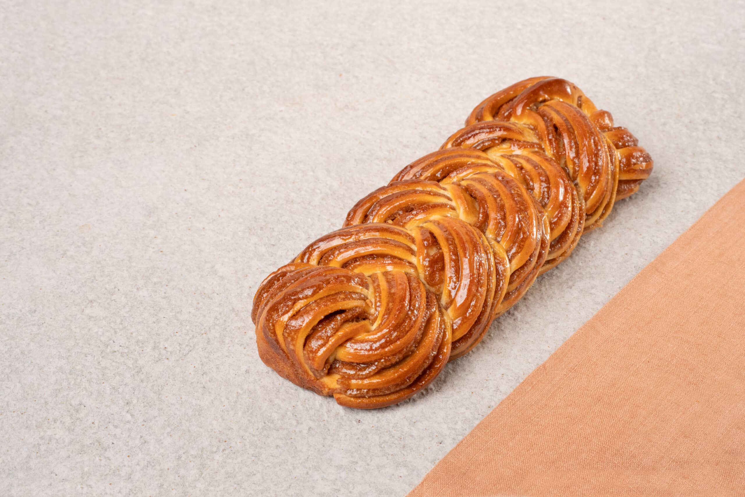 Zopf Dessert Brot Patisserie orange dreieck Produktfotografie Schweiz Zürich BeLighted